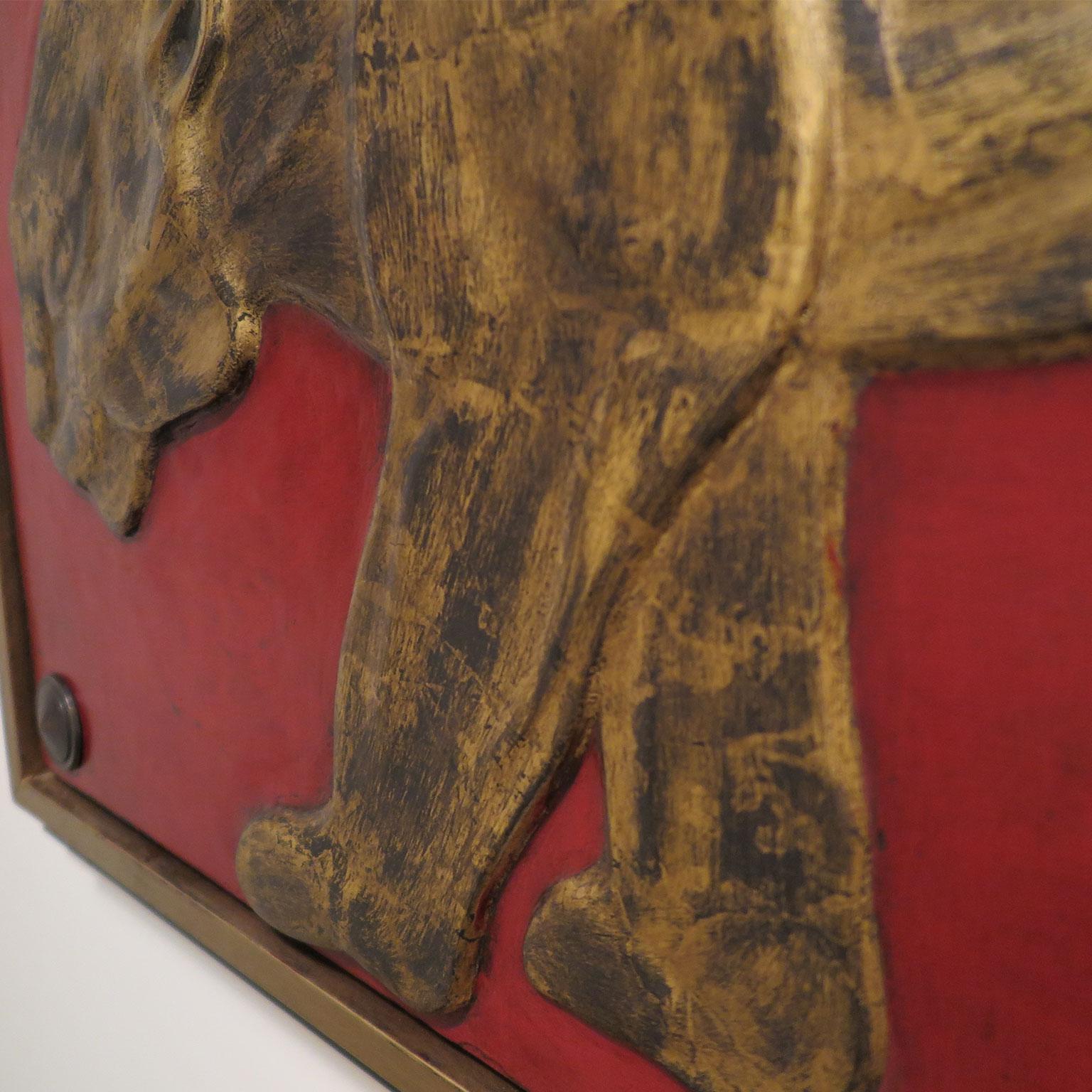 Art déco Relief panthère avec feuille d'or sur fond rouge en vente