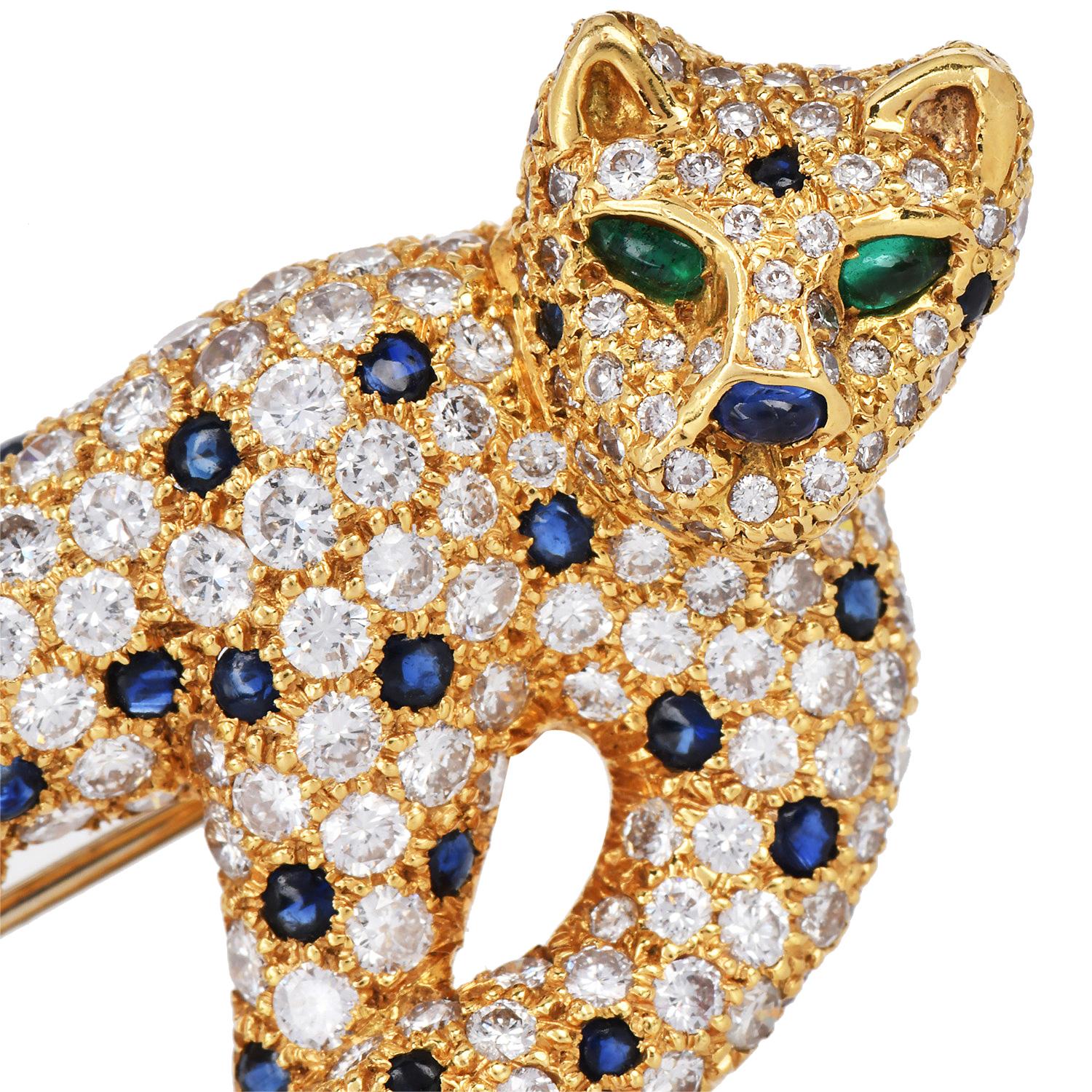 Spilla a forma di pantera in oro giallo 18 carati del 1980 di Vinatge con 270 diamanti incastonati del peso di circa 11,30 carati di diamanti tondi brillanti (colore G-H, purezza VS). Accentuata da 50 zaffiri blu cabochon per un totale di circa 2,50