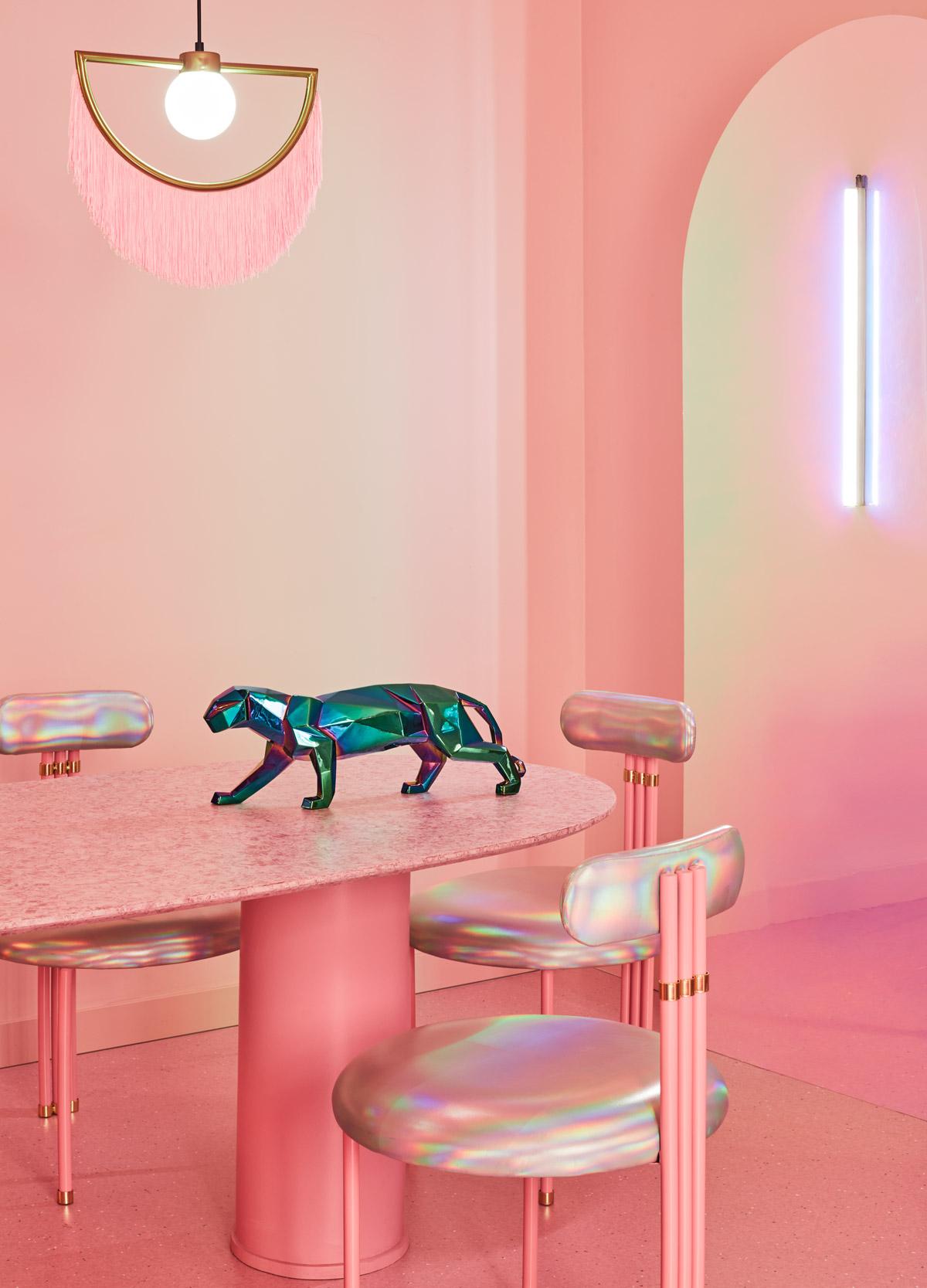 Porcelain sculpture depicting a panther from the Origami collection. In their constant search for new colors and decorative options, Lladró artists have surprised us once again with the use of iridescent metal. Iridescence, a phenomenon by which