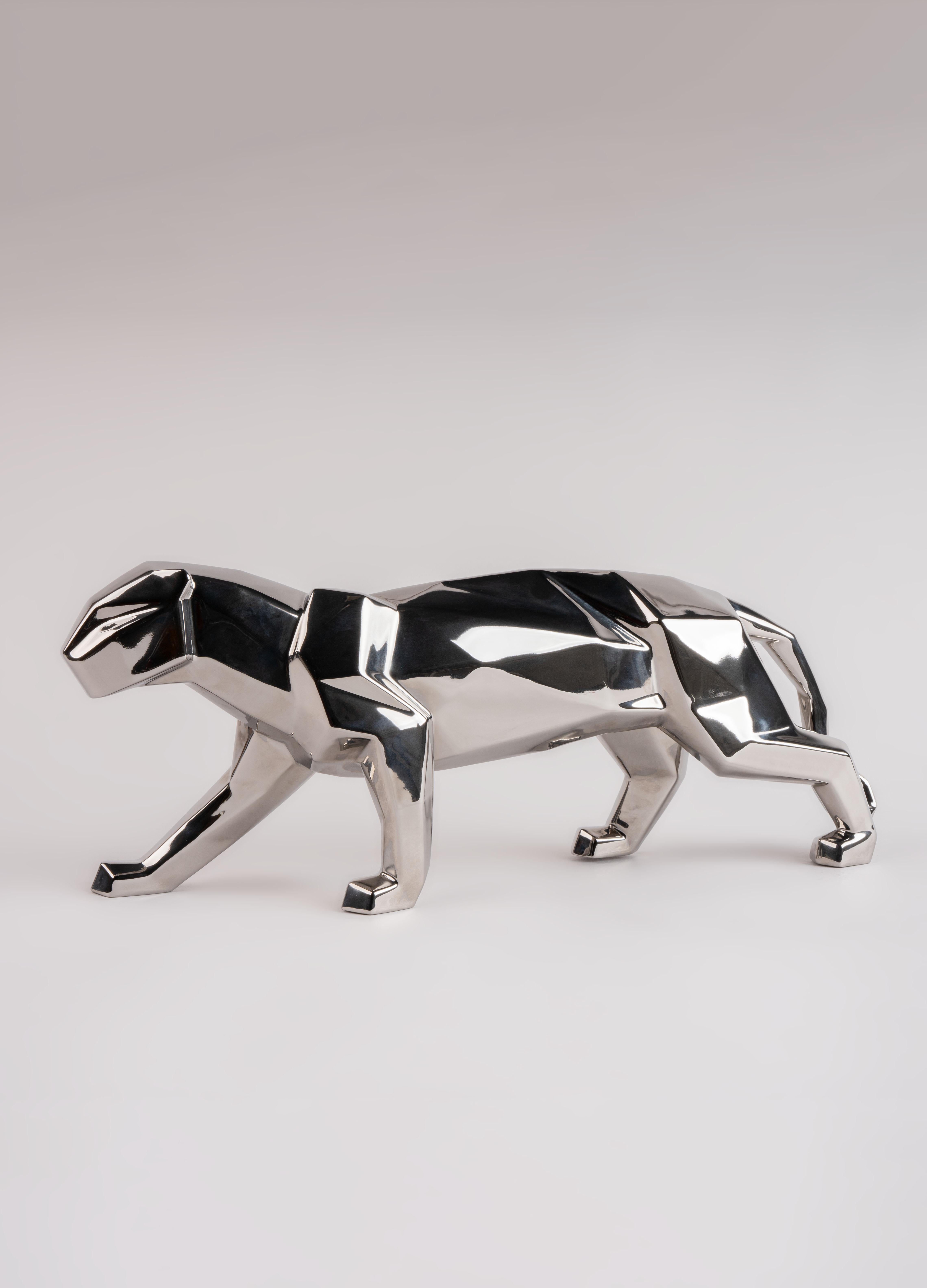 Sculpture en porcelaine représentant une panthère de la collection Origami, avec son design géométrique caractéristique. Cette création en porcelaine au corps stylisé de panthère est la dernière née de la collection Origami. Comme le reste des