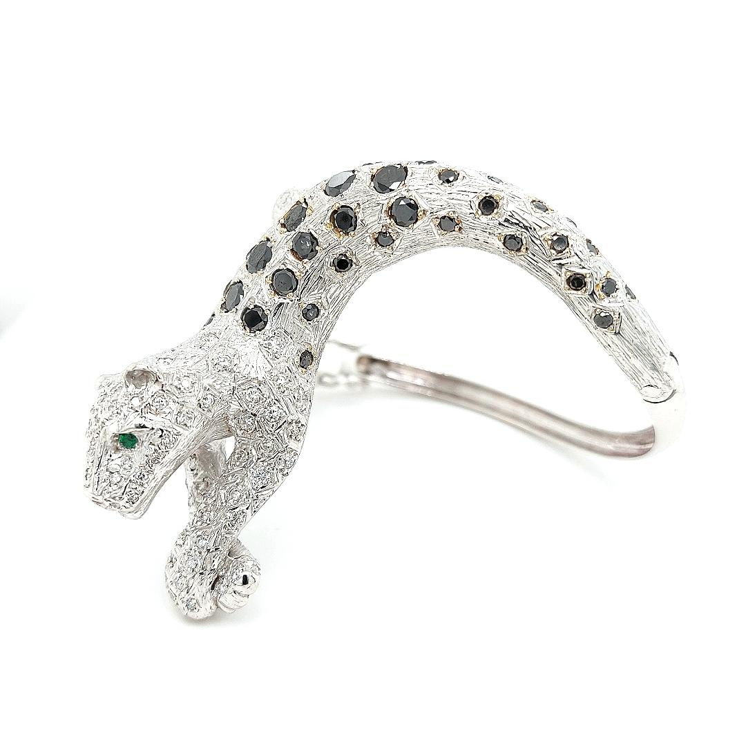 Panther / Tiger 18 kt gold handcrafted bracelet, black & white diamonds set

Eyecatching amazing and beautiful  solid white gold bracelet set with diamonds.

Diamonds 4,85ct  : white 1,7 ct & black diamonds 3,15
Eyes set with 2 emeralds of 0,15 ct