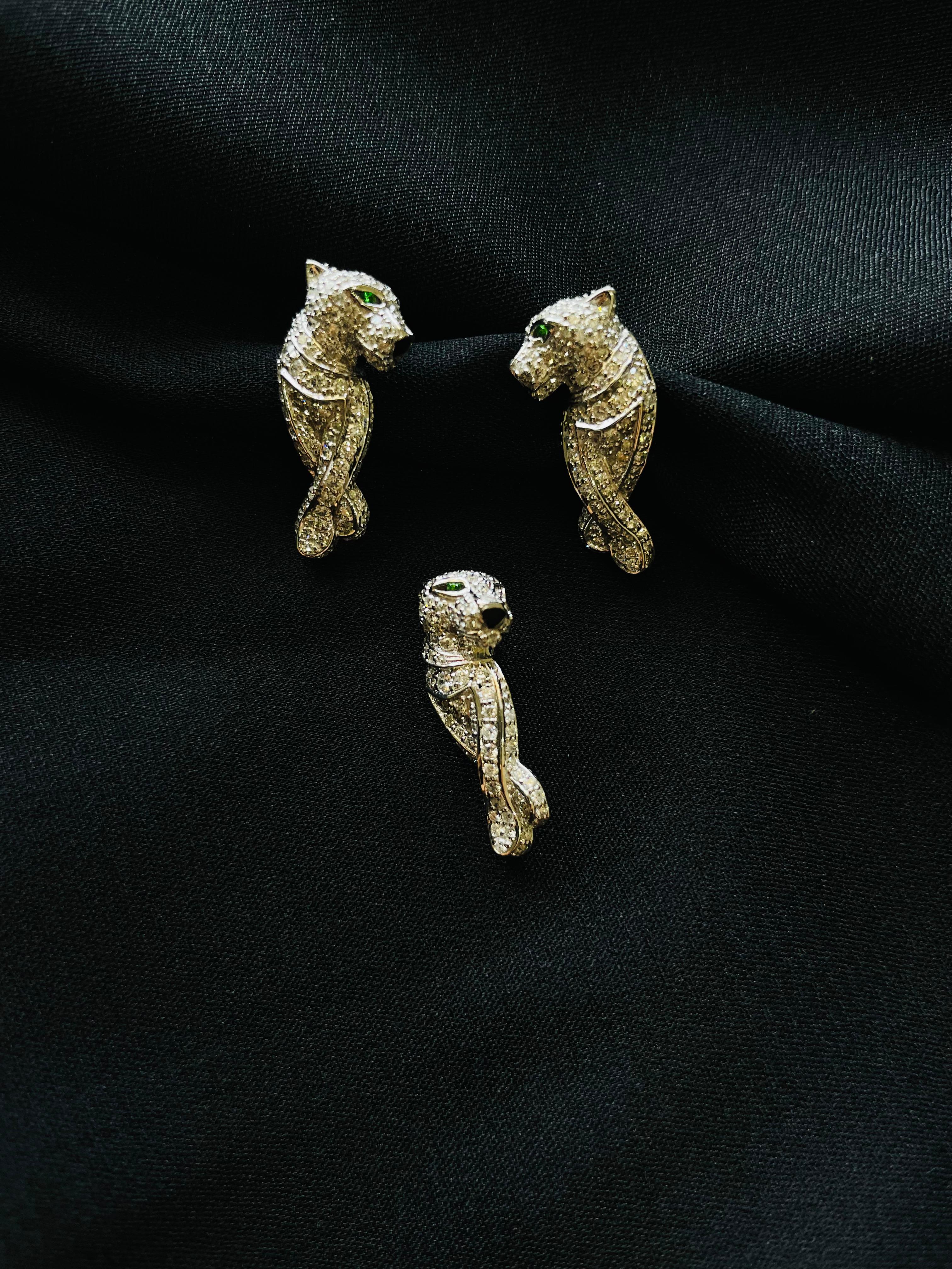 Taille ronde Pendentif panthère en or blanc 18 carats avec tsavorite en vente