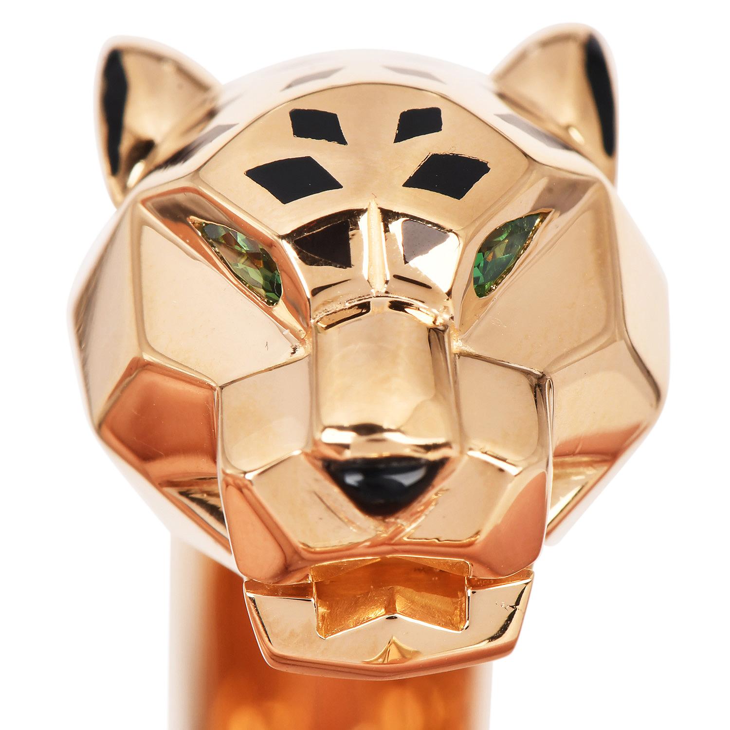 Bracelet manchette en or jaune 18K Panthère de Cartier L'Elegance avec une touche de folie

Explorez l'audace et la beauté avec ce remarquable bracelet manchette Panthère de Cartier. Réalisée en or jaune 18 carats, cette pièce capture l'essence de