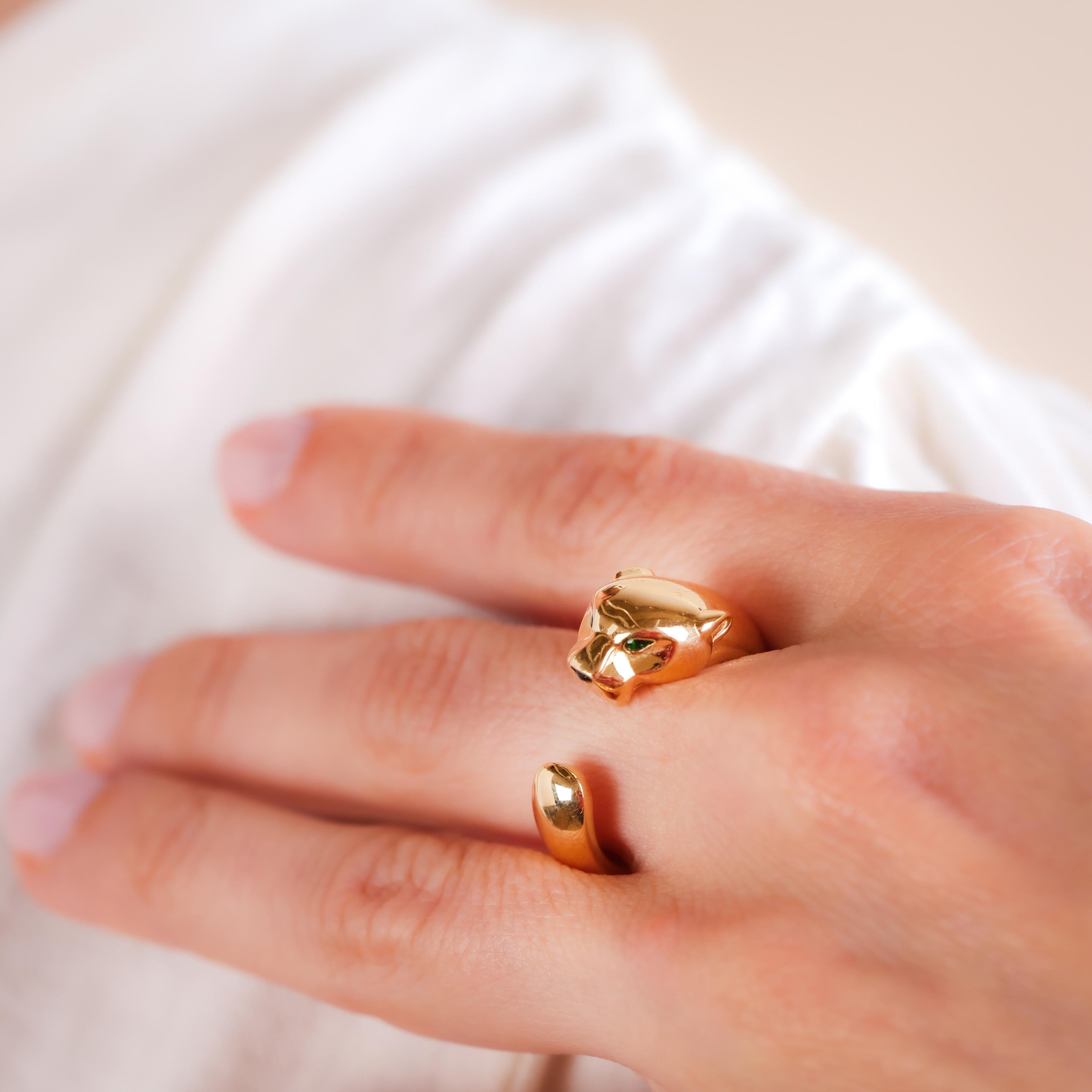 Marke: Cartier
Mittelstein: 2 Tsavorit-Granate
Schnitt: Birne
Gewicht: Ungefähr 0,04 Karat
Farbe: Grün
Akzent-Stein: Onyx
Metall: 18K Gelbgold
Epoche: Moderne
Circa: 2020
Punzierungen: Seriennummer QY 6628, Signiert und Reinheitszeichen
Größe: 7 1/2