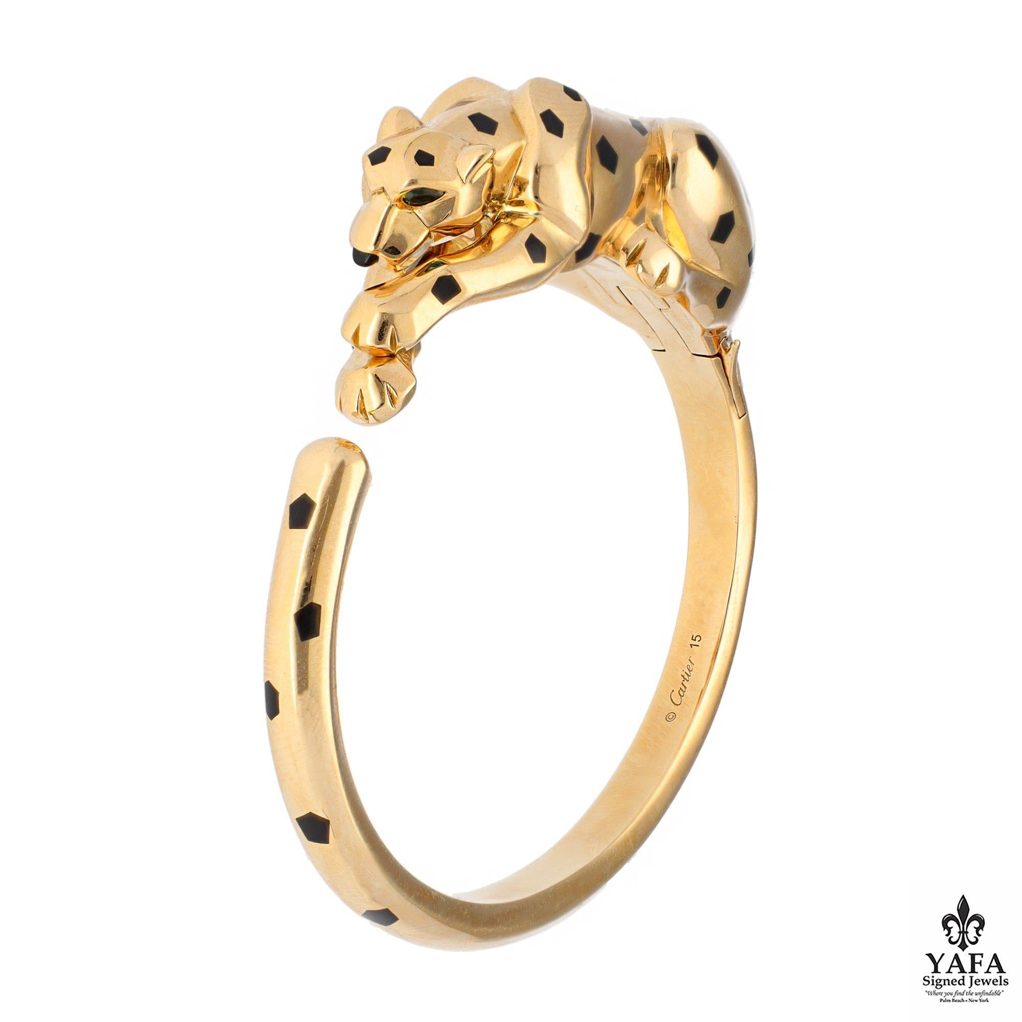 Cartier Panther Armband, 18K Gelbgold Feder einen kauernden Panther mit Tsavorit Granat Augen, Onyx Nase und schwarzem Lack Punkt Details. 
Signiert - Cartier
Größe - 15