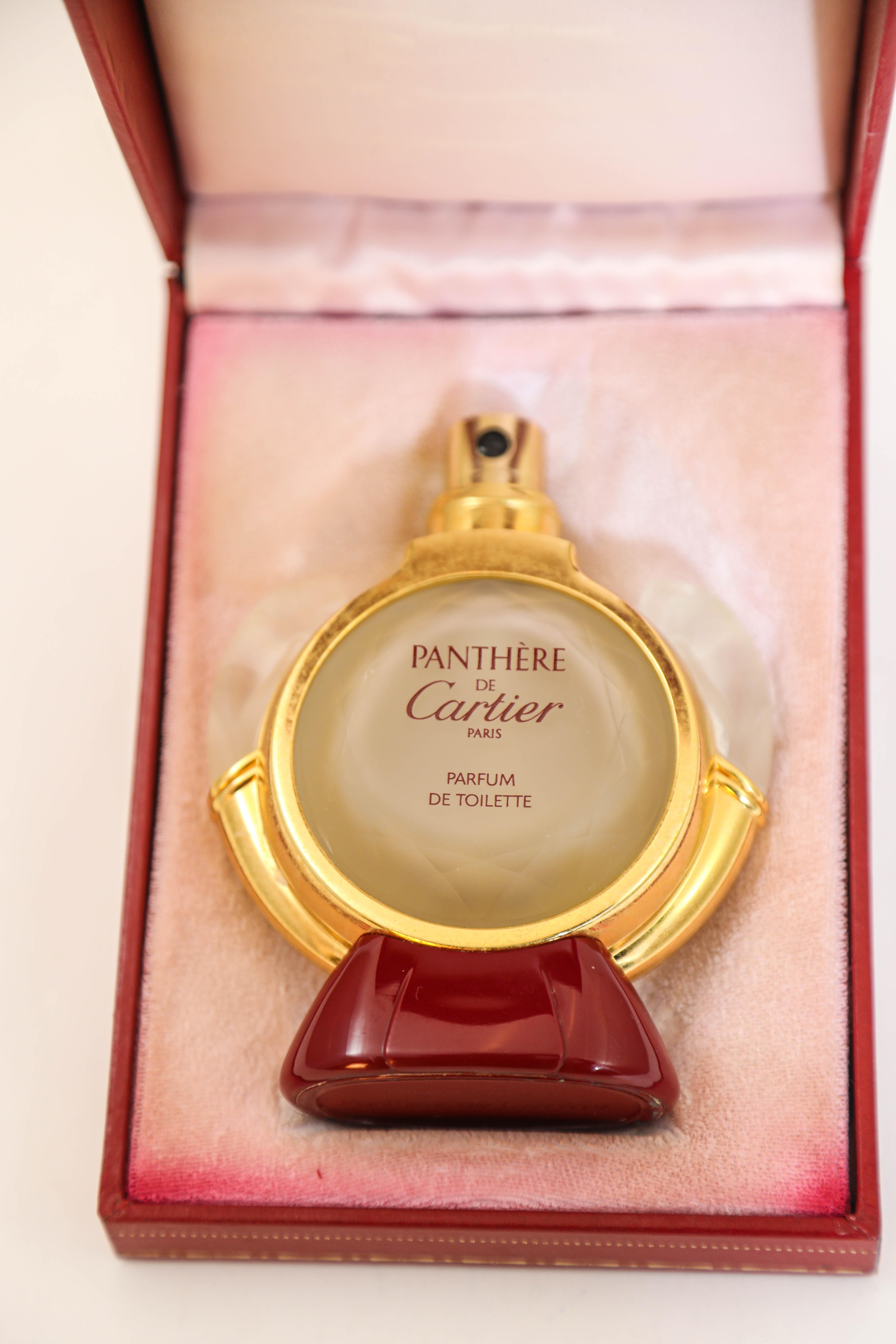 Bottiglia di profumo vintage da collezione Panthere de Cartier in scatola originale in stile Art Deco.
È un vintage degli anni '80. 
È contrassegnato dalla scritta Cartier made in France.
Elegante, maestoso e senza tempo. È un Cartier.
Scatola