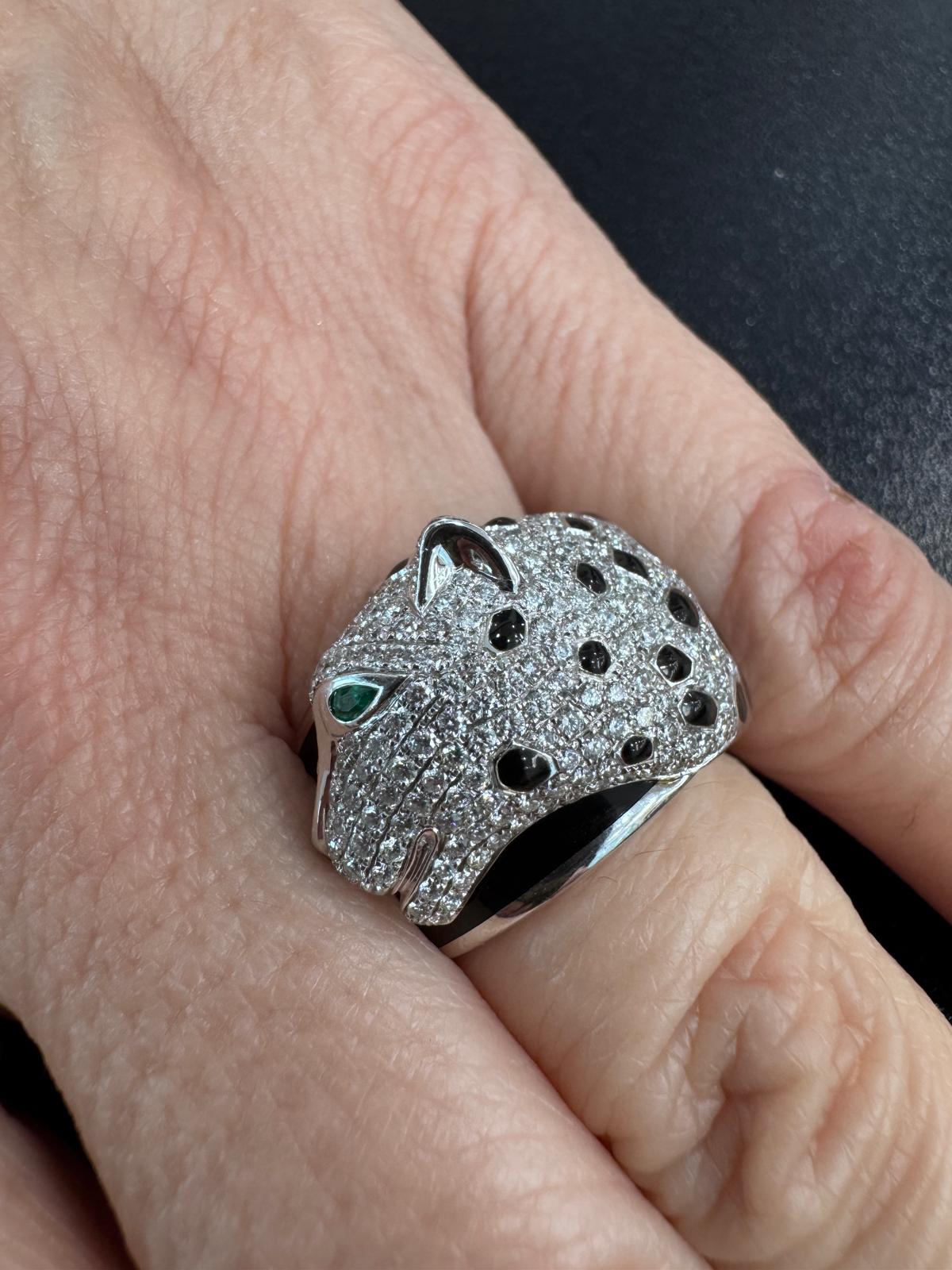 Moderno Anello con diamanti, smeraldi e lacca Panthère de Cartier in vendita