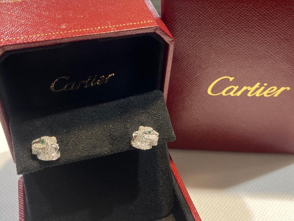 Panthère De Cartier Earrings, 18k White Gold, Black Lacquer, with Tsavorite In Good Condition In Laguna Hills, CA