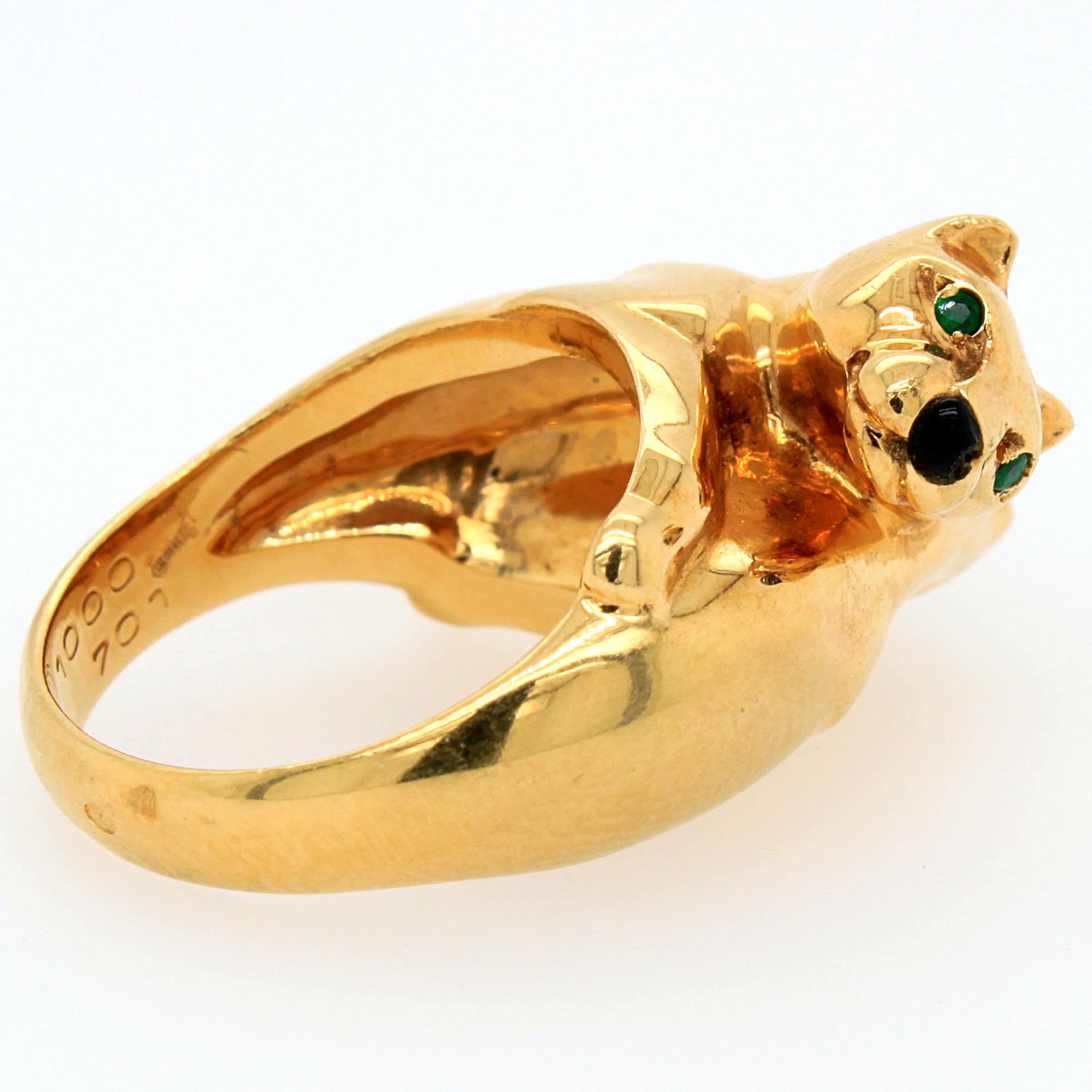 Round Cut Panthère de Cartier Emerald and Onyx 18 Karat Gold Ring