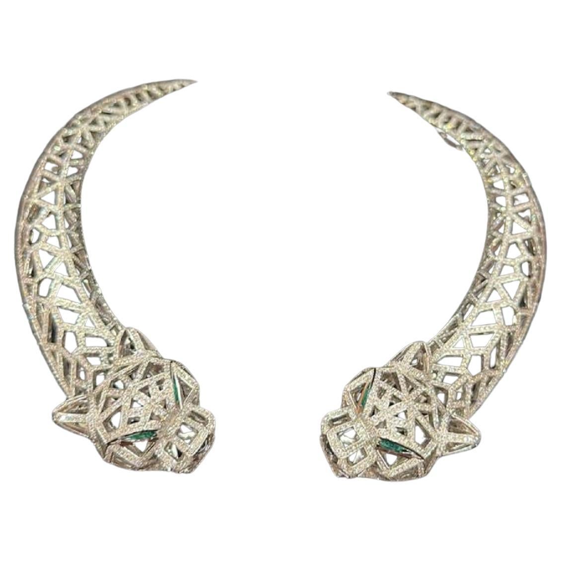 Collier Panthère de Cartier, Weißgold (750/1000), Smaragdaugen, Onyxflecken und Diamanten im Brillantschliff von insgesamt 19,05 Karat.
Bitte beachten Sie, dass das Karatgewicht, die Anzahl der Steine und die Produktabmessungen je nach Größe der von