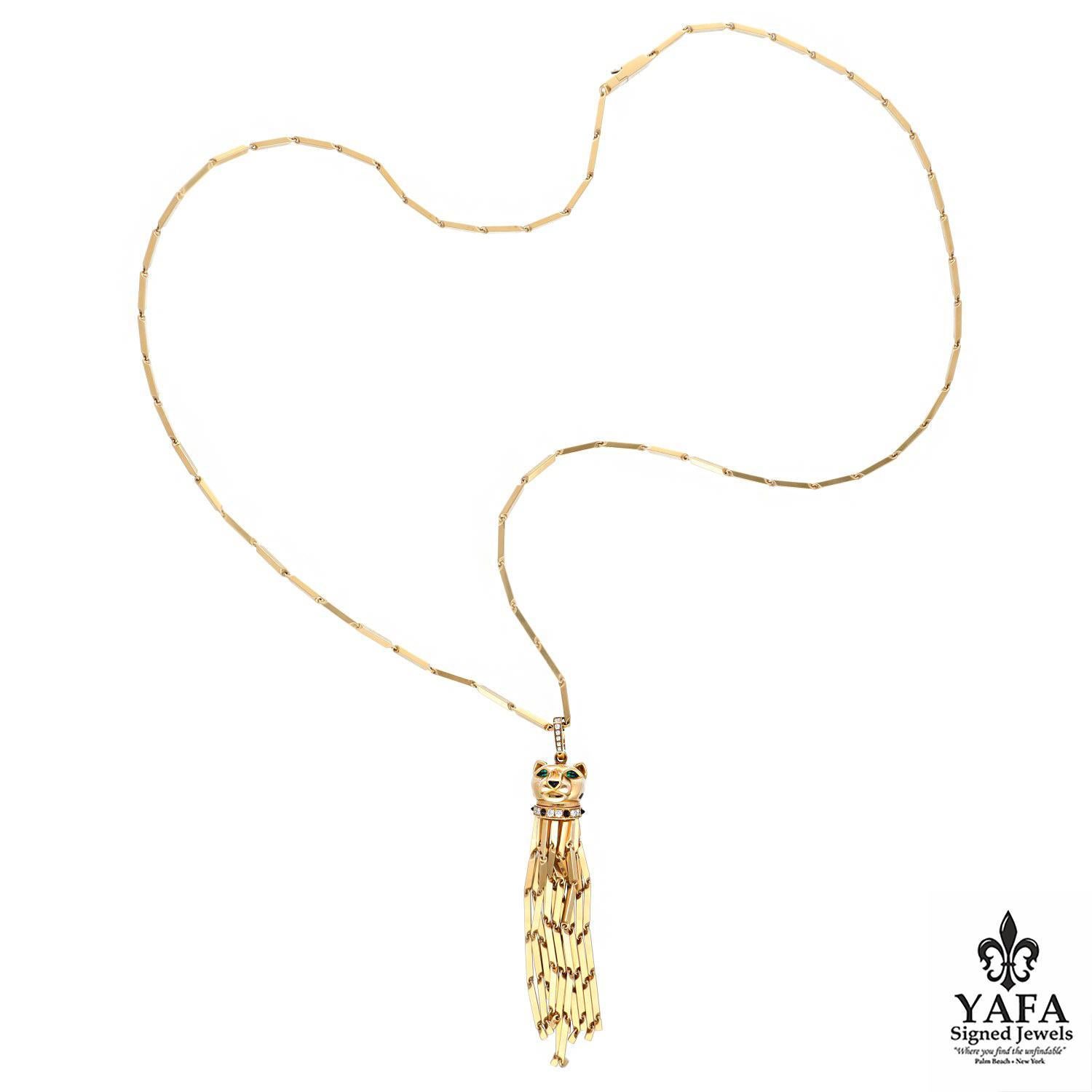 Collana con ciondolo a nappe staccabile con il motivo della Pantera, tipico di Cartier. Occhi incastonati con smeraldi a forma di pera. Naso e collare borchiato in onice lucidato e macchie di lacca nera.  Dettagliato con 18 diamanti a taglio
