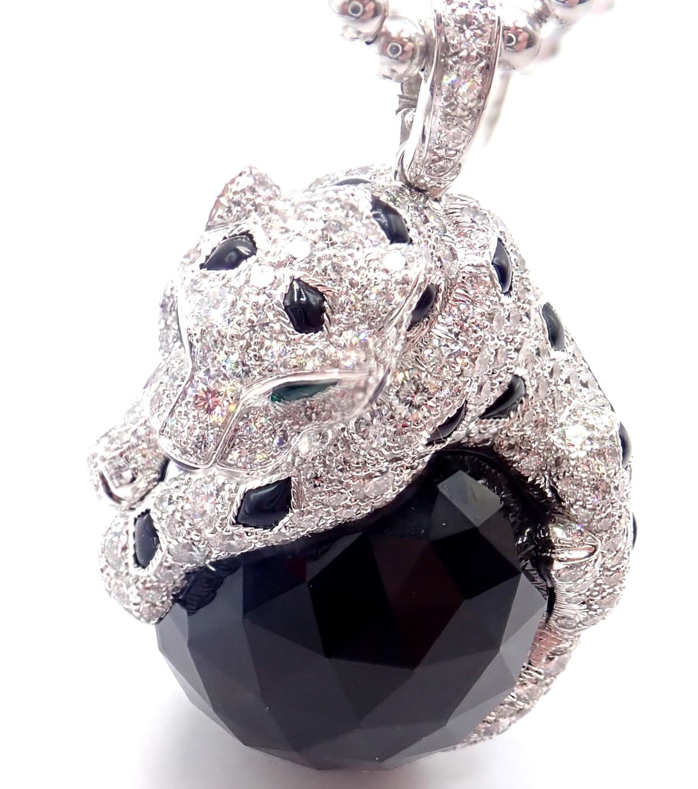 Collier Panthère de Cartier en or blanc 18k diamant émeraude grande perle d'onyx Collier Panthère de Cartier.
Ce collier est accompagné d'un certificat d'authenticité Cartier, d'un papier de service de la boutique Cartier et d'un écrin Cartier.
Le