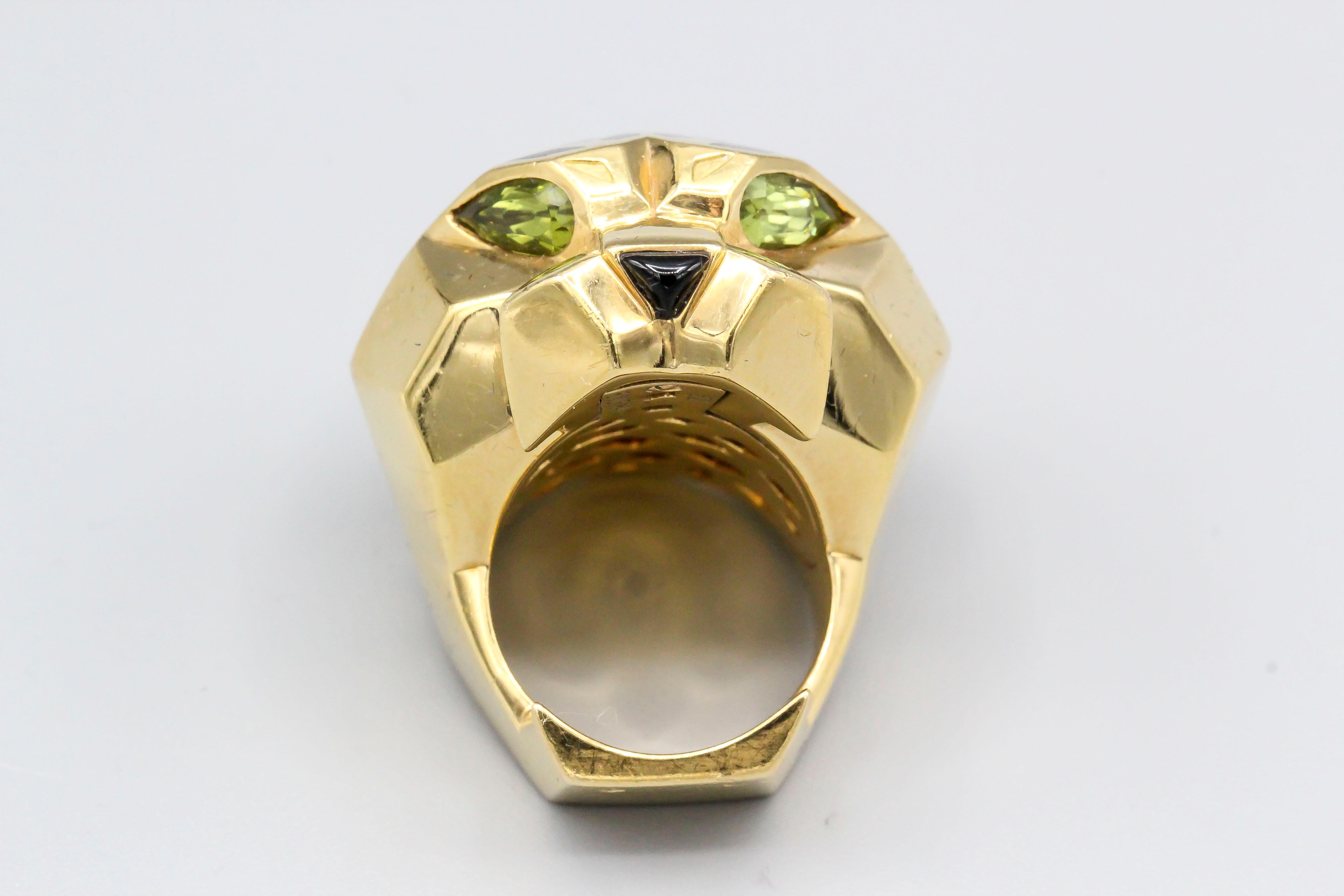 Impressive peridot, onyx, 18K yellow gold and laquer ring from the 