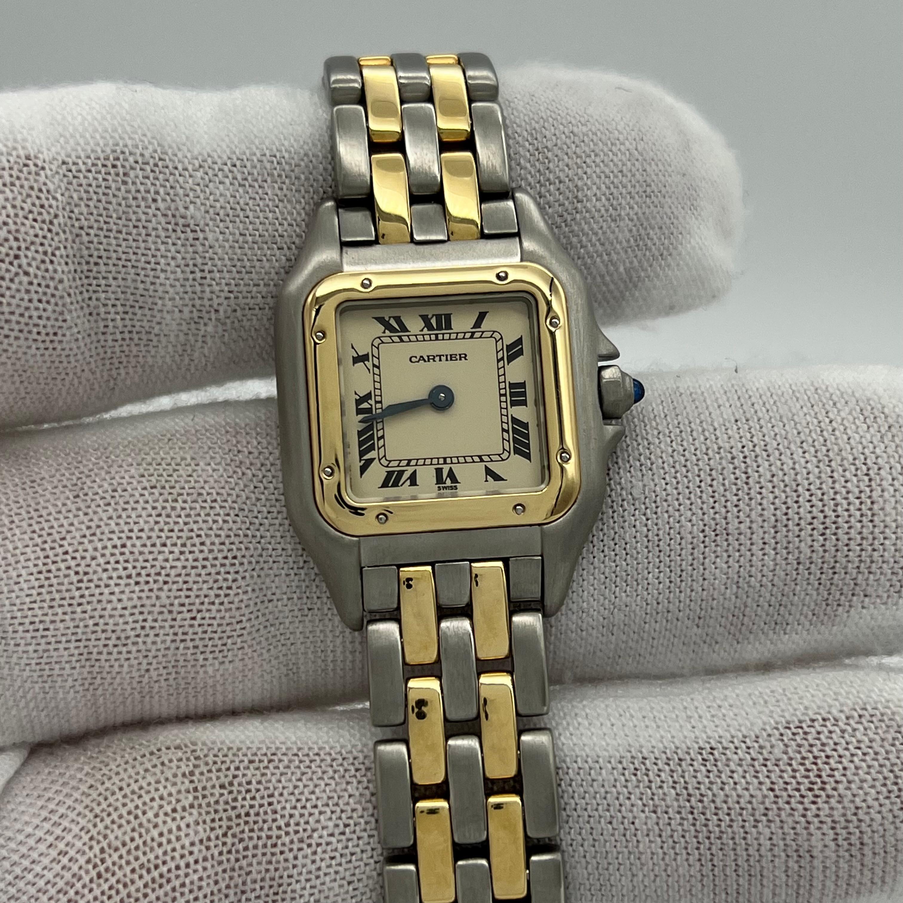 Stilnummer: 66921

 

Modell: Panthère de Cartier

 

MATERIAL des Gehäuses: Rostfreier Stahl

 

Band: 18K Gelbgold & Edelstahl

 

Lünette: 18K Gelbgold 

 

Zifferblatt: Elfenbein/Weiß

 

Gesicht: Saphirglas

 

Gehäusegröße: 22mm x 30mm

