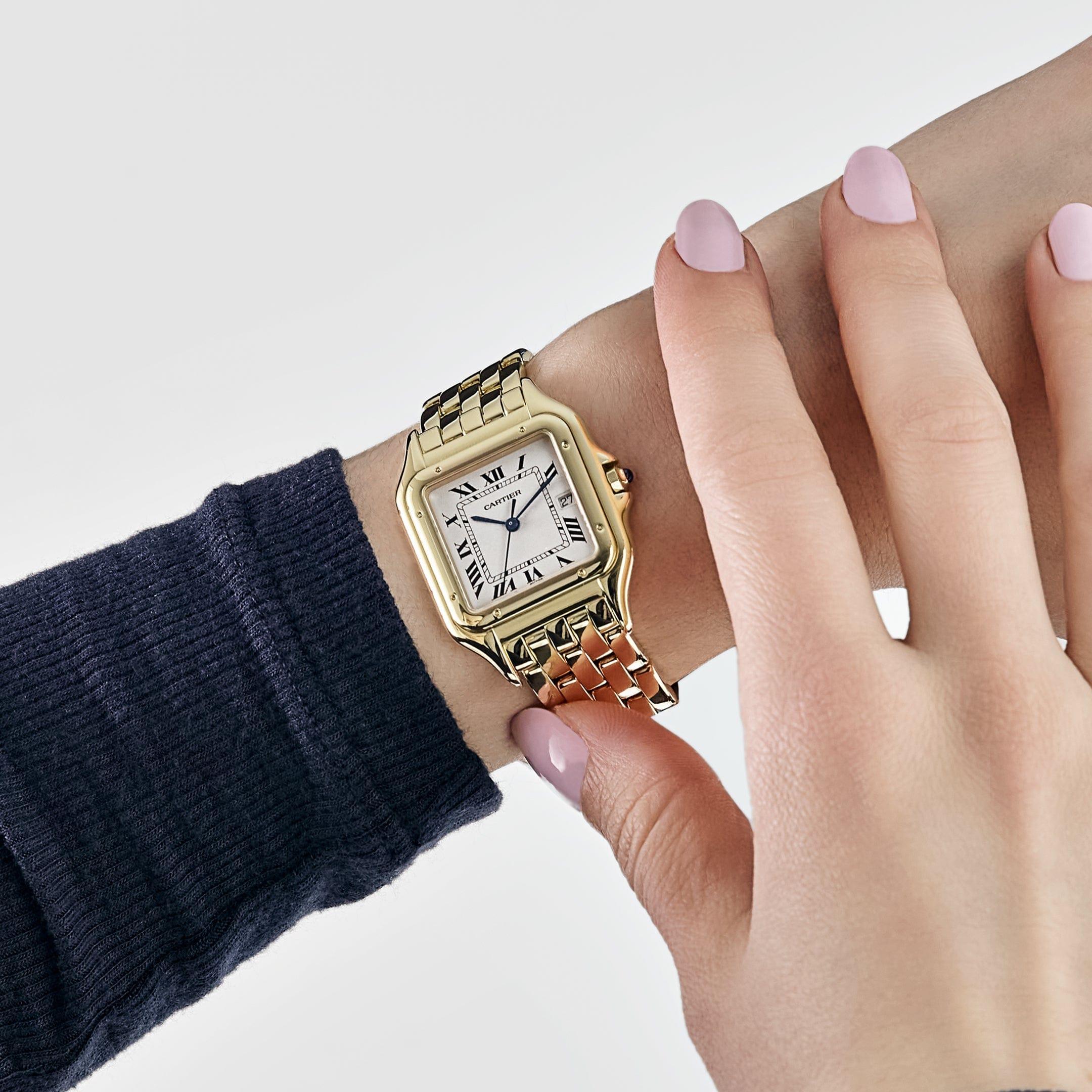Jewels Aficionado propose la montre Cartier Panthère W25014B9, un garde-temps classique pour femmes qui incarne l'élégance intemporelle et la sophistication discrète. Fabriqué en or jaune 18 carats, son petit boîtier et son bracelet intégré créent