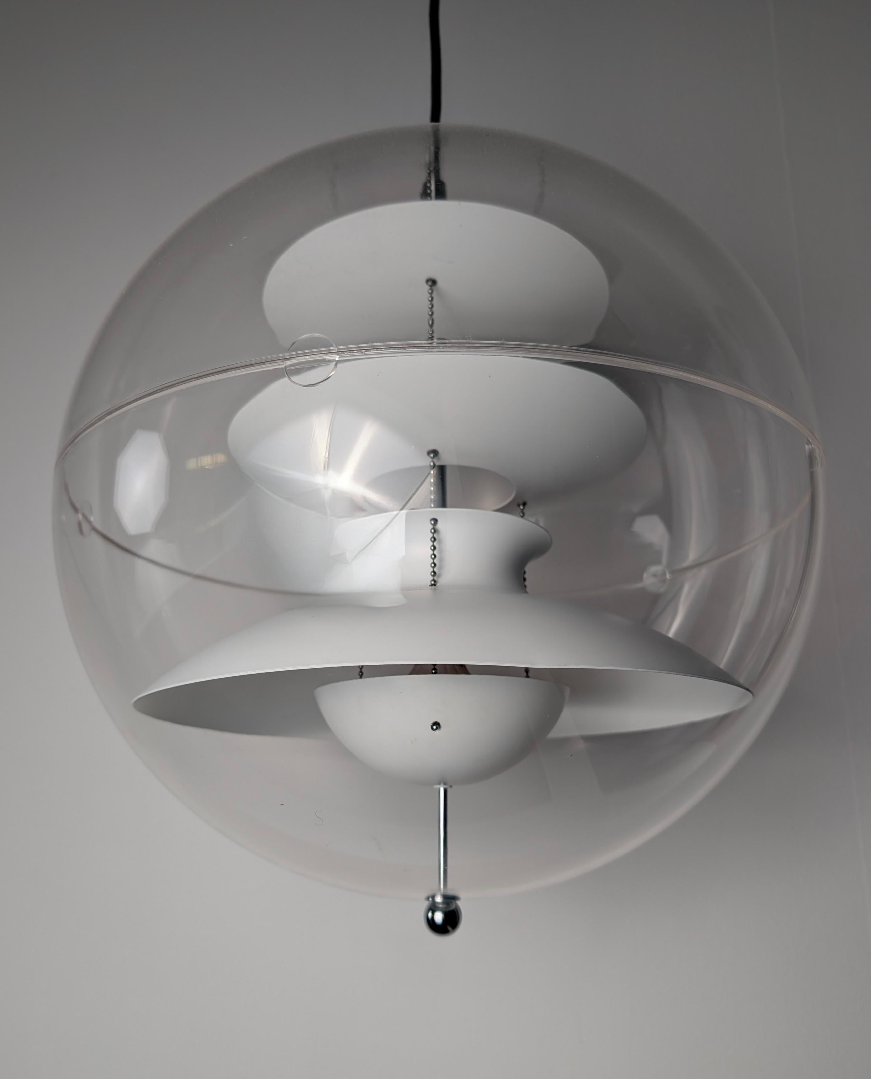 Beautiful Panto White lamp designed by Verner Panton in 1976 and produced in Denmark in 2000 as a luxury edition that shows Verner Panton's signature inside. A true jewel of design and lighting.

Total length with cable 230cm to be able to adjust to