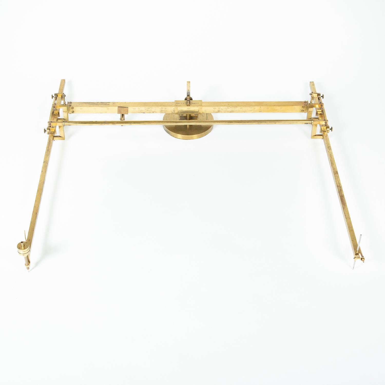 Pantographe en laiton dans un boîtier en chêne, par Thomas Dunn, 50 North Street, Edimbourg.

L'intérieur de l'étui porte une étiquette commerciale : Thomas Dunn, opticien, fabricant d'instruments mathématiques et philosophiques, 50 North Hanover