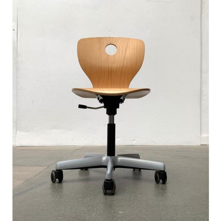 Panto children's swivel chair by vs möbel according to a design verner panton.

the seat shell is made of beech plywood and ergonomically contoured. The most distinctive detail of the pantoserie is the functional handle hole in the backrest. The