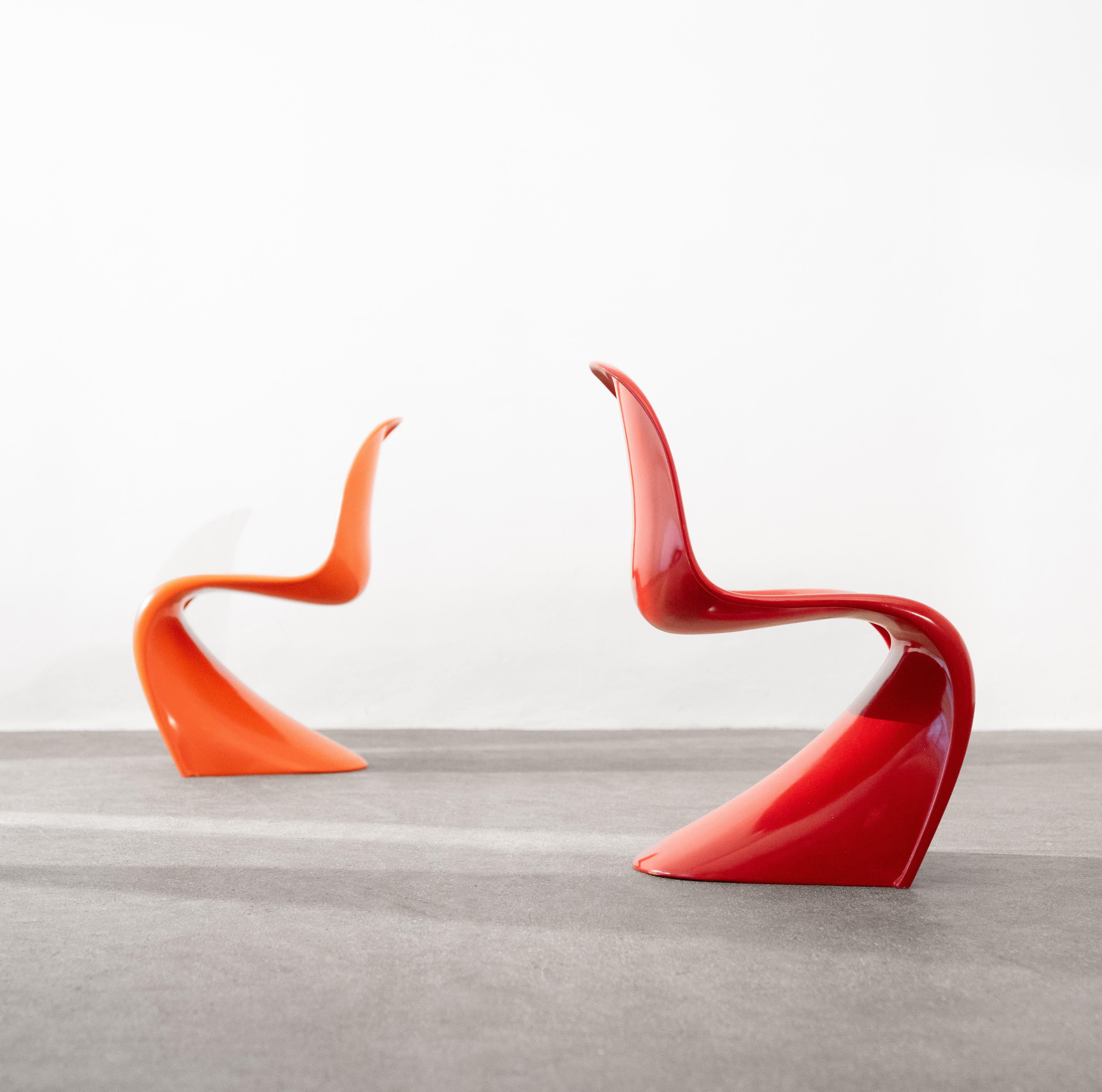 Herman Miller Panton Chair produite par Herman Miller / Fehlbaum. Il s'agit de la première production en mousse dure de polyuréthane de 1968. Les deux chaises ont encore leur laque d'origine.

Prix par chaise.