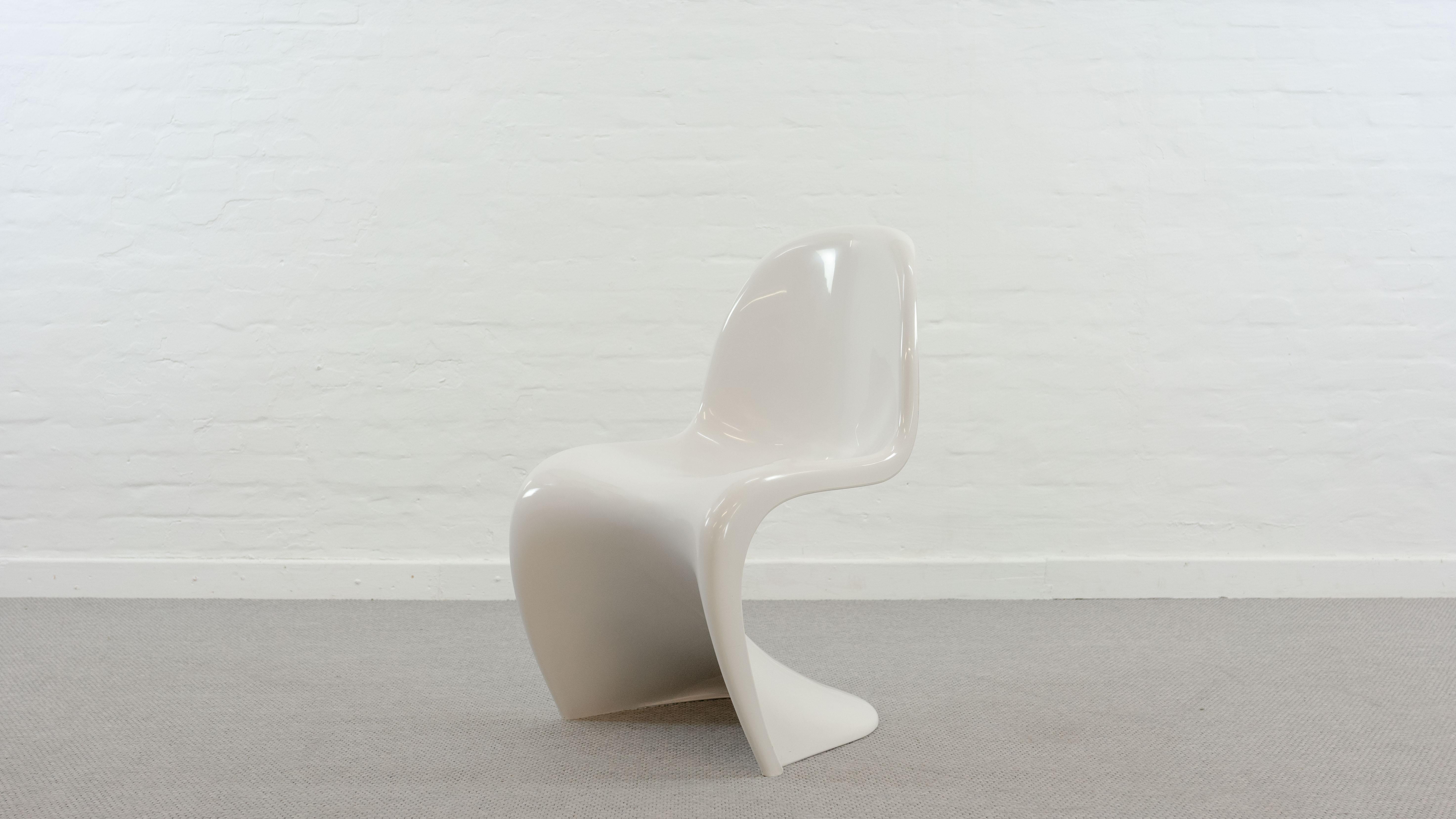 Panton S-Chair, designed by Verner Panton for Hermann Miller / Fehlbaum. Color: white. The chair is from the 2nd production run from 1970 onwards in thermoplastic luran-s with reinforcement ribs underneath. Marked with manufacturers logo and