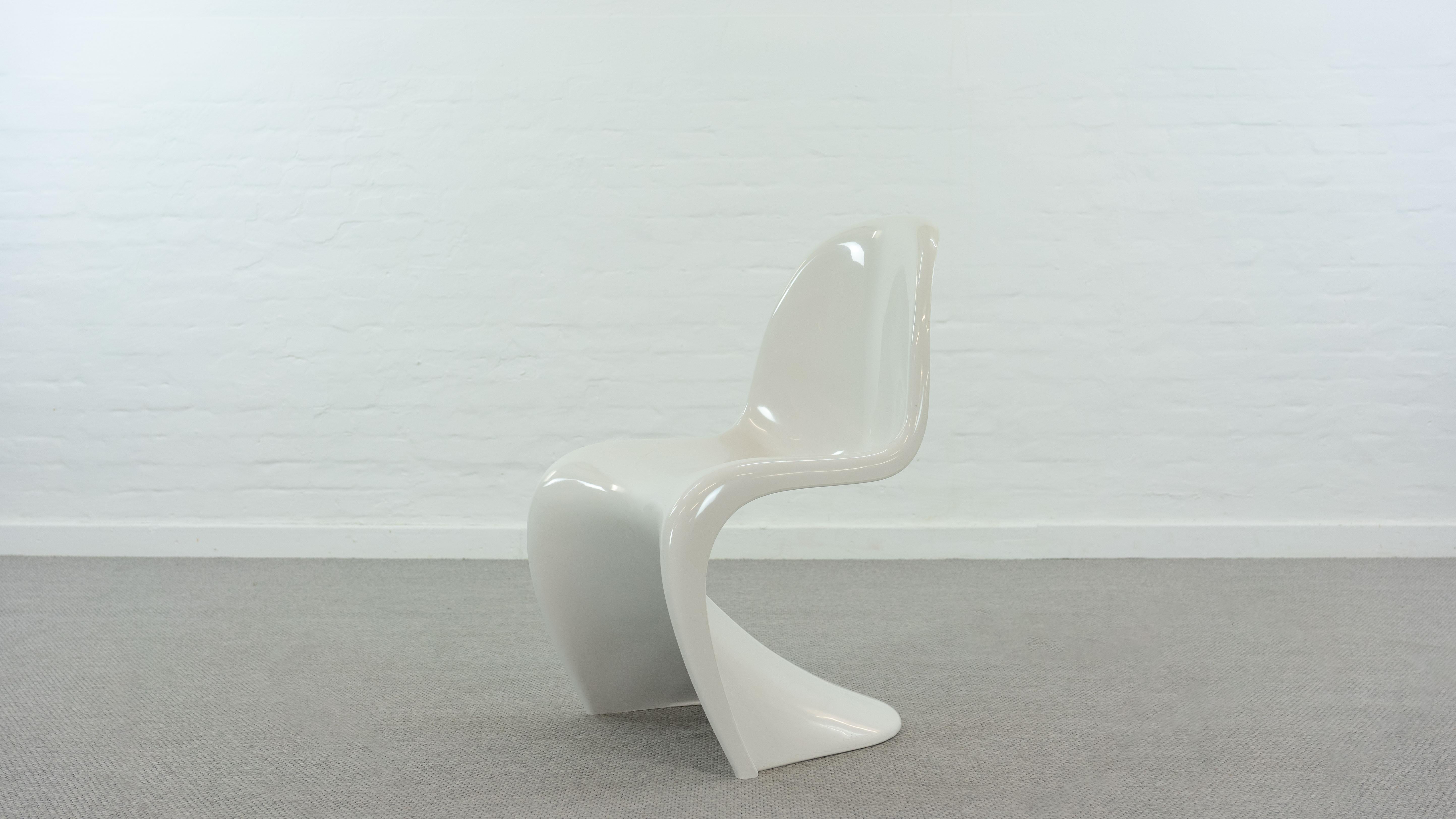 Panton S-Chair, entworfen von Verner Panton für Hermann Miller / Fehlbaum. Farbe: weiß. Der Stuhl ist aus der 2. Produktionsserie ab 1970 in thermoplastischem Luran-s mit Verstärkungsrippen an der Unterseite. Gekennzeichnet mit Herstellerlogo und