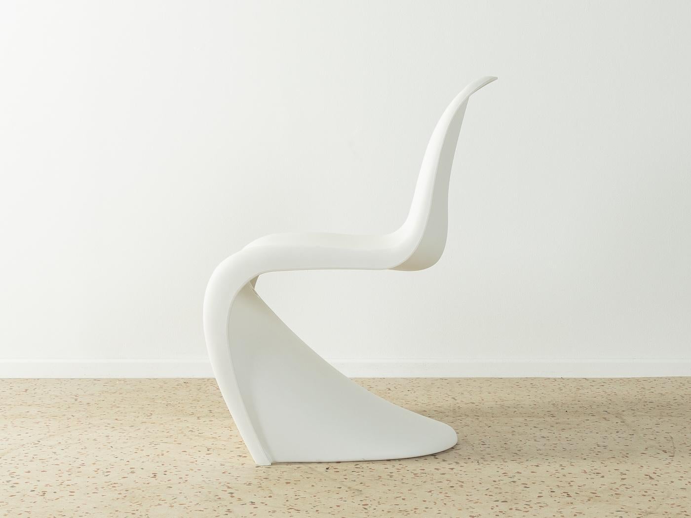Timeless cantilever Panton Chair by Vitra made of high-quality polypropylene in white. Draft by Verner Panton in 1959.

Quality Features:
 accomplished design: perfect proportions and visible attention to detail
 high-quality workmanship using