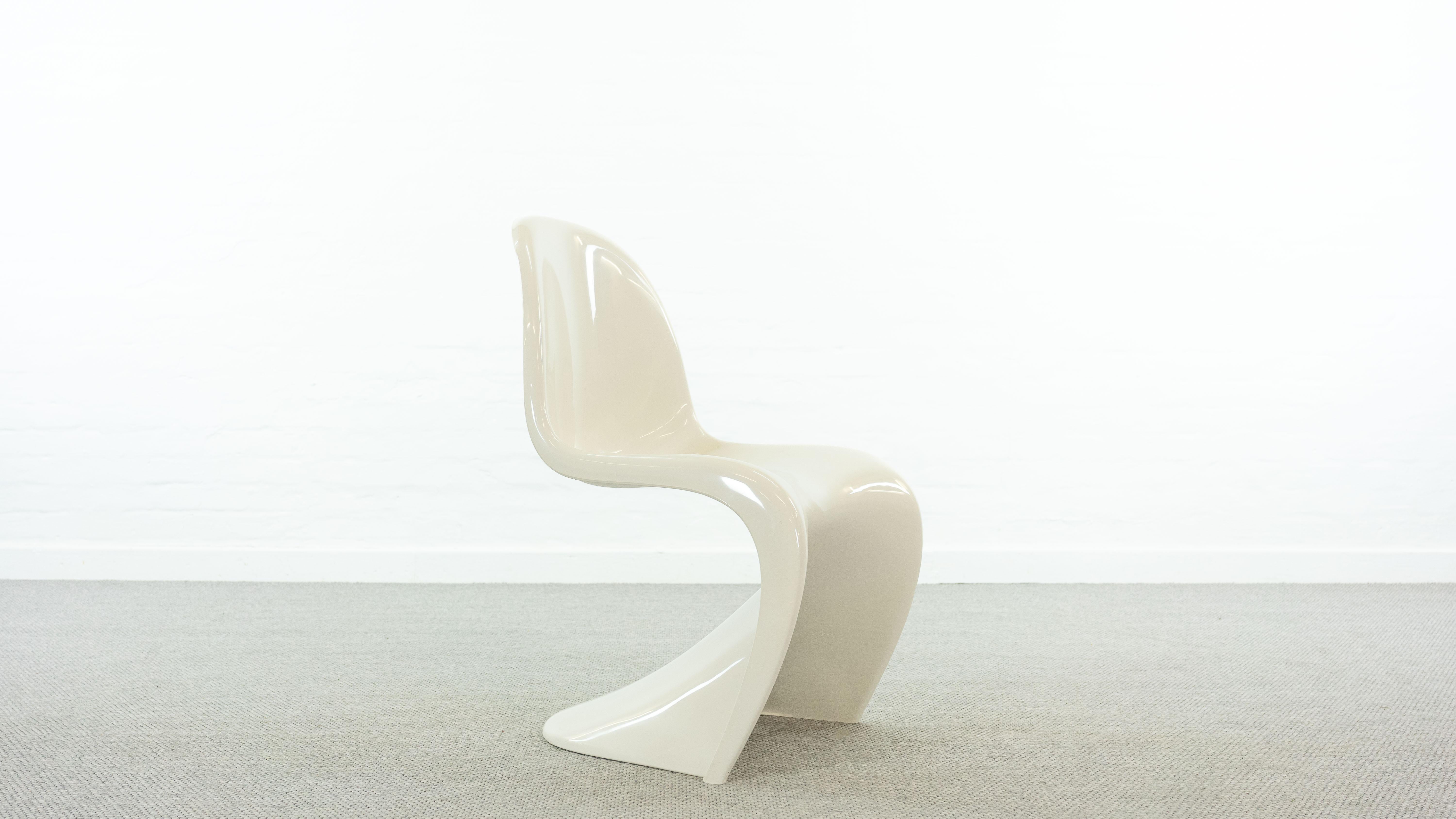 Panton s-chair, designed by Verner Panton for Hermann Miller / Fehlbaum. Color: white. The chair is from the 2nd production run from 1970 onwards in thermoplastic luran-s with reinforcement ribs underneath. Marked with manufacturers logo and