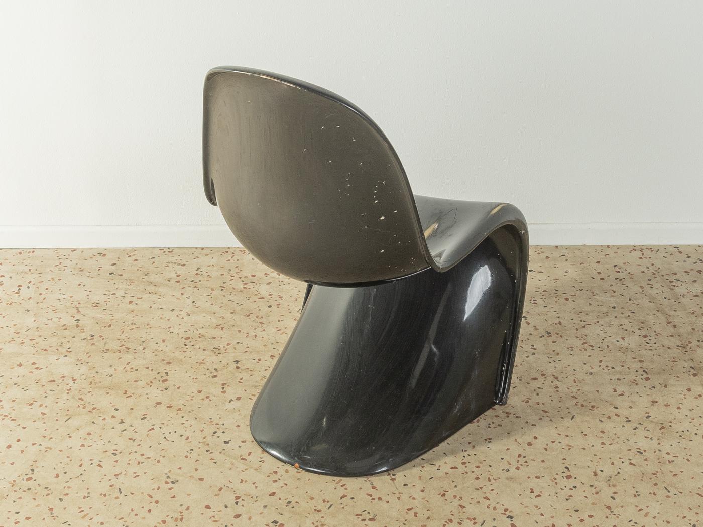 Zeitloser Freischwinger Panton Chair der zweiten Generation (1968-71), entworfen von Verner Panton im Jahr 1959. Hochwertiger Korpus in schwarz aus Polyurethan-Hartschaum. Einzigartiger, fast unberührter Zustand.

Qualitätsmerkmale:
    vollendetes