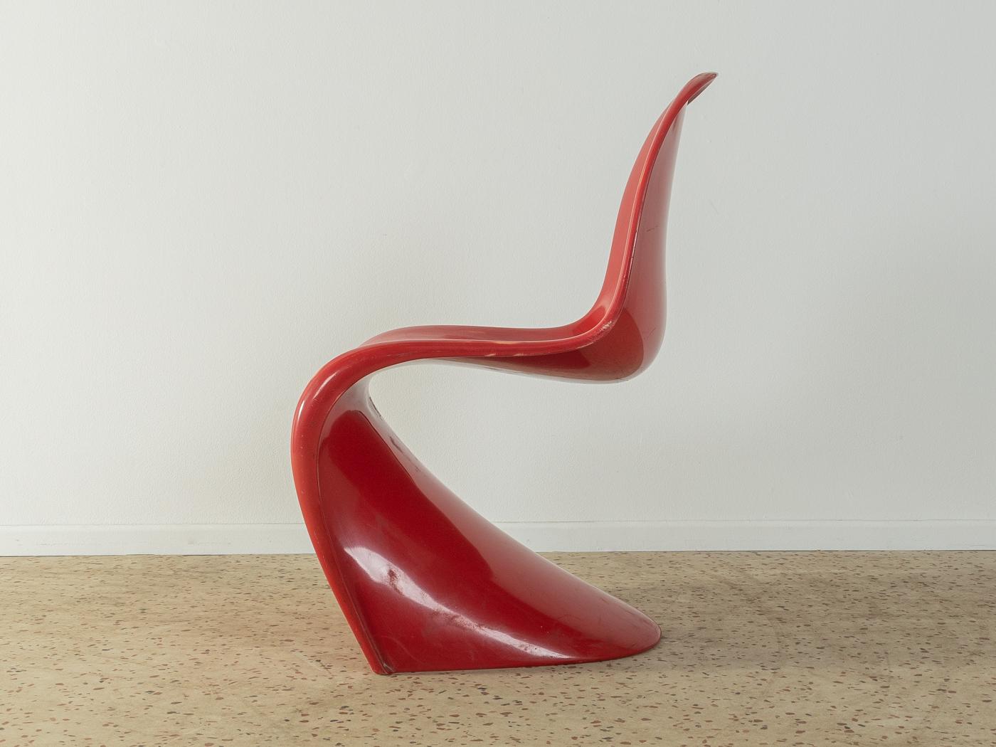 Silla Panton intemporal en voladizo de la segunda generación (1968-71) diseñada por Verner Panton en 1959. Corpus de alta calidad en color rojo fabricado con espuma dura de poliuretano.

Características de calidad:
diseño logrado: proporciones