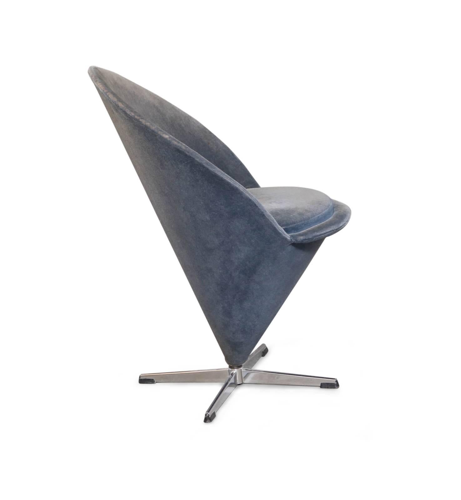 Chair, model Cone chair, covered with grey velvet. Krummerhusform, mounted on a four-legged foot. Verner Panton. Wear marks and worn areas on the fabric.
Measure: H 84 x W 58 x D 60cm.
