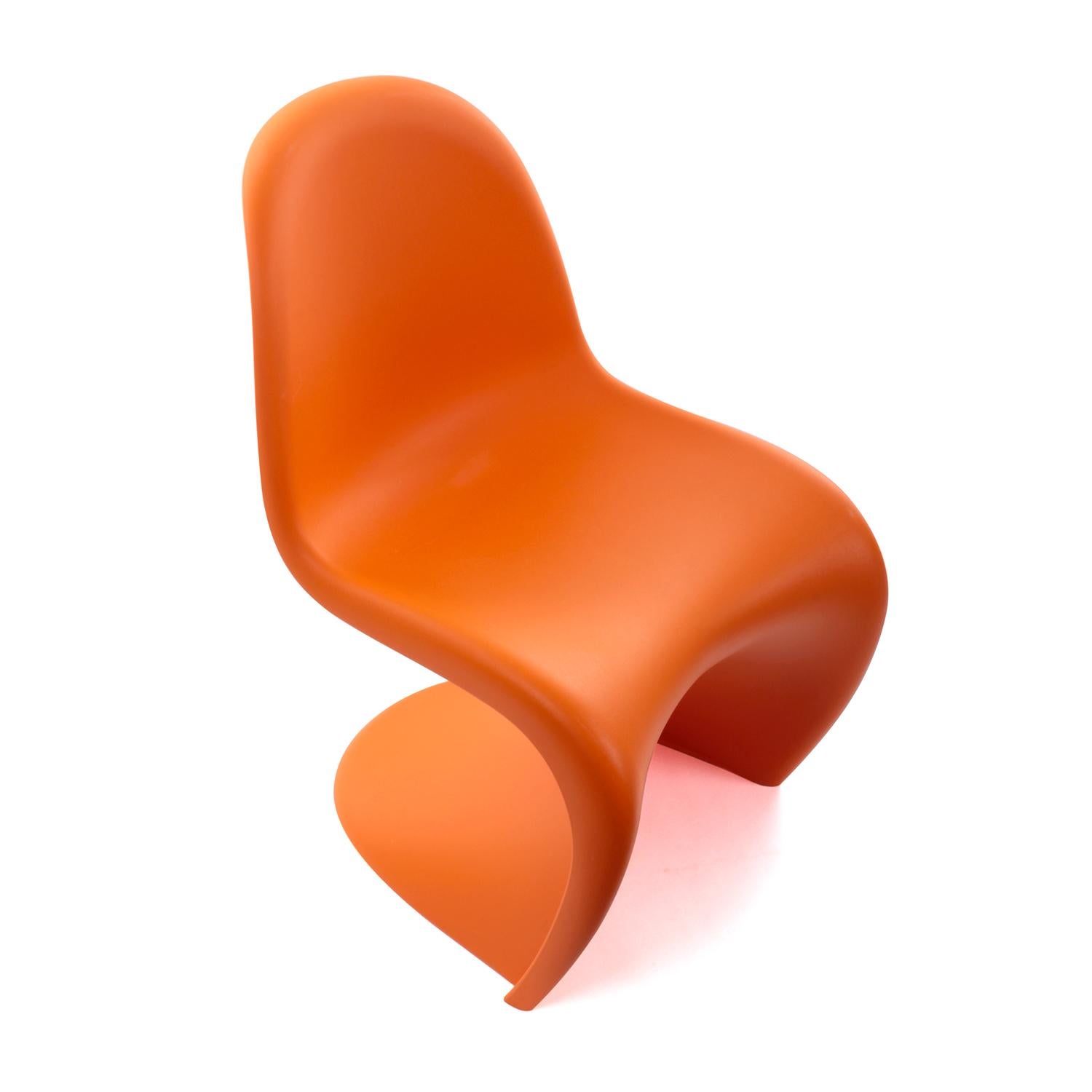 Panton Junior - 1960 von Verner Panton entworfen und seit 2008 von Vitra produziert - ein ikonisches Design, in Kindergröße. In gutem Vintage-Zustand.

Indem er die Materialien bis zum Äußersten ausreizte, schuf Panton einen der preisgekrönten