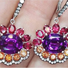 Pantone18  Garnet ultra-violet  Boucles d'oreilles en or 18 carats avec spinelles rouges et saphirs orange