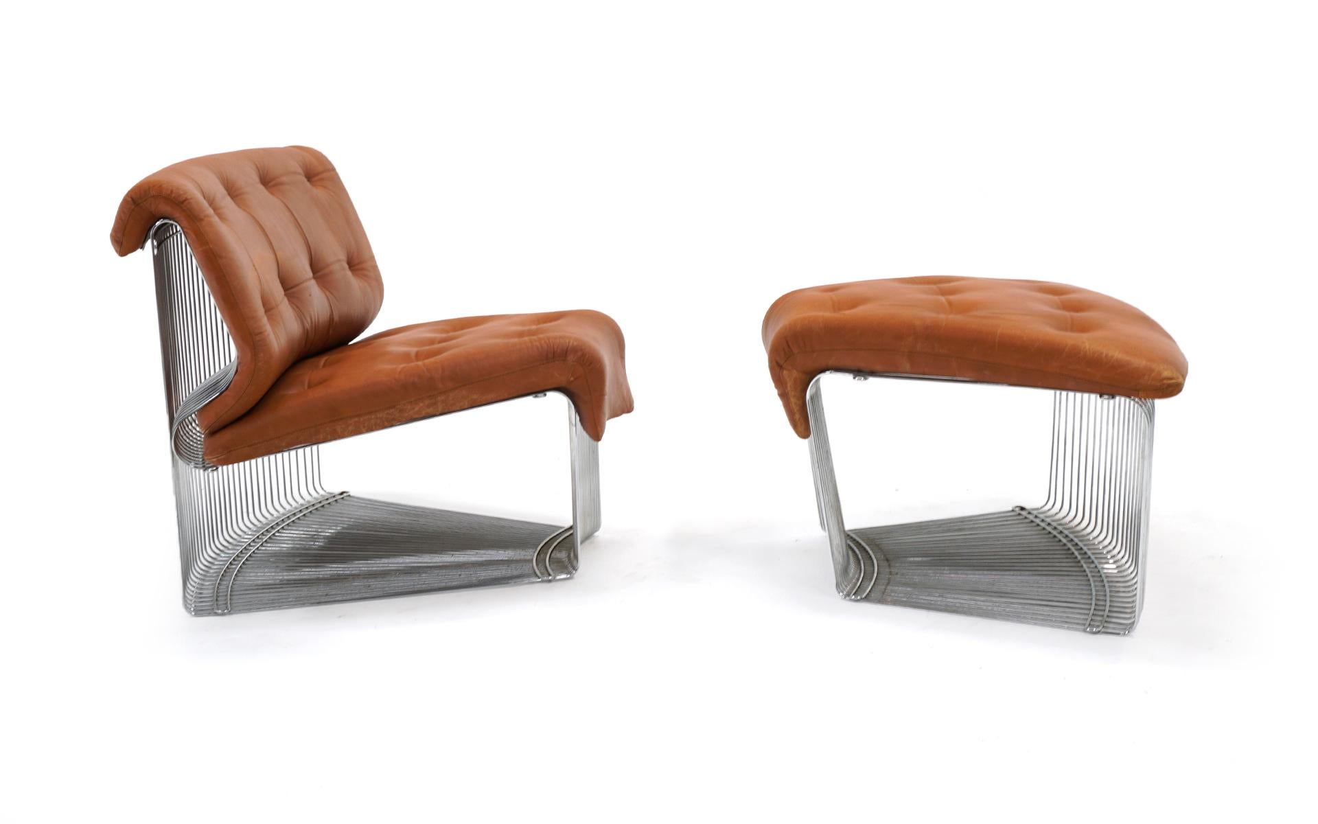 Chaise cunéiforme et ottoman conçus par Verner Panton pour sa série Pantonova fabriquée par Fritz Hansen. Entièrement d'origine, y compris les coussins en cuir de couleur cognac / camel. Signé avec le label de Fritz Hansen sur le dessous du coussin.