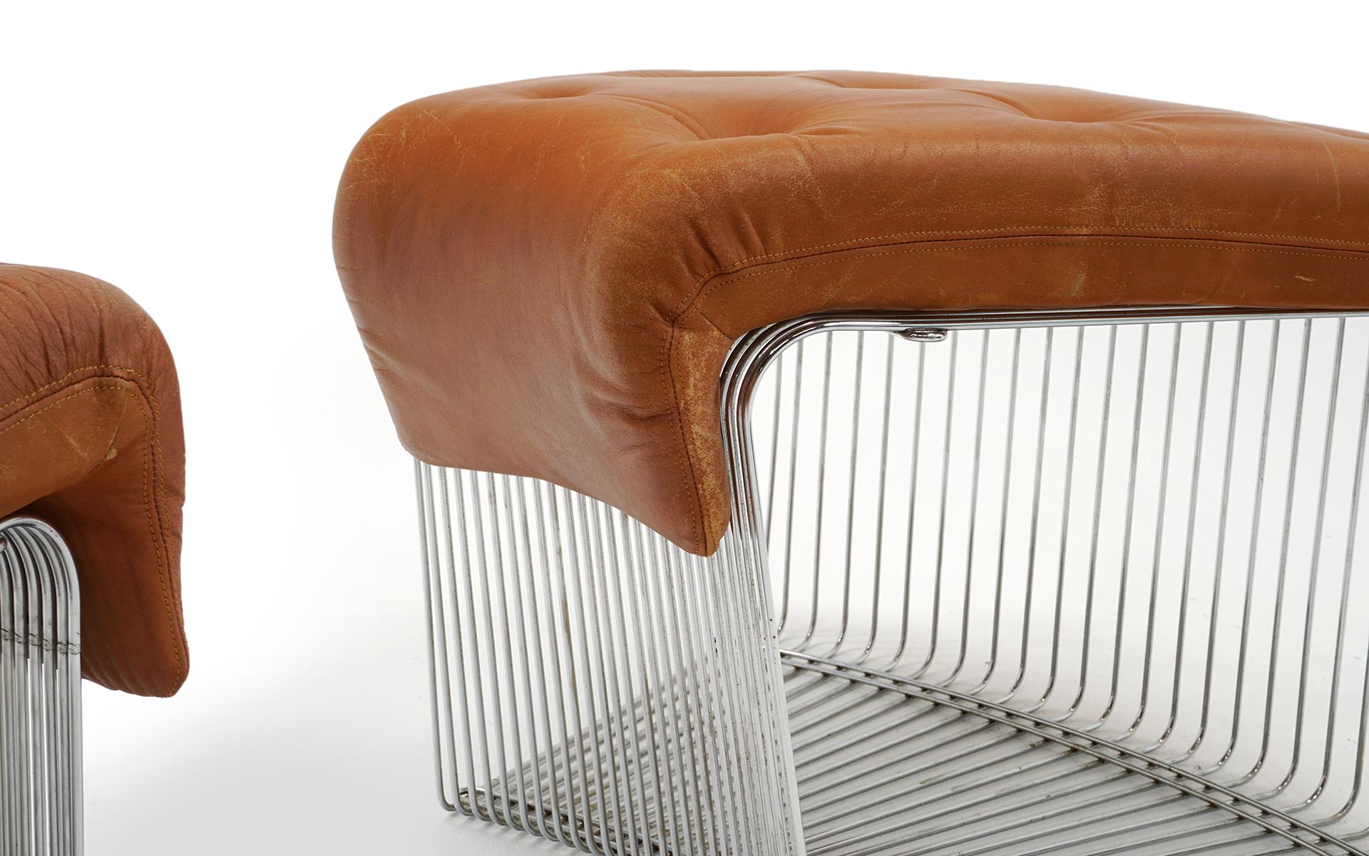 Cuir Chaise Pantonova et Ottoman de Verner Panton, acier chromé et cuir cognac en vente