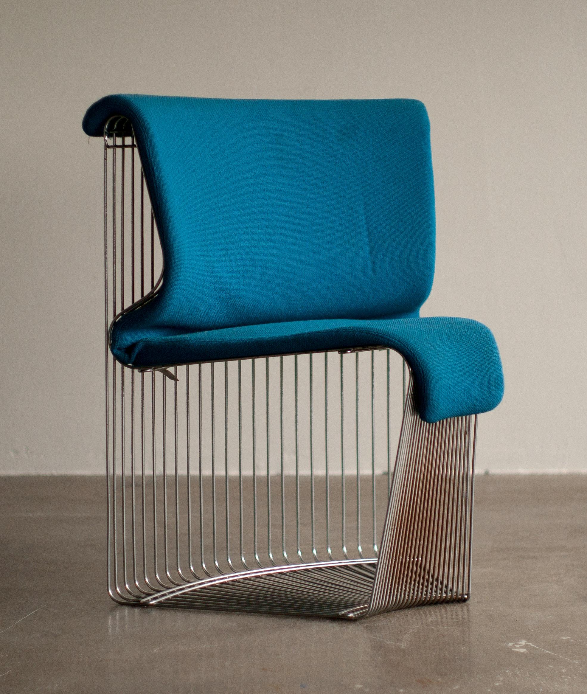 Iconic Verner Panton design in chrome-plated steel wire, original upholstery in good condition.