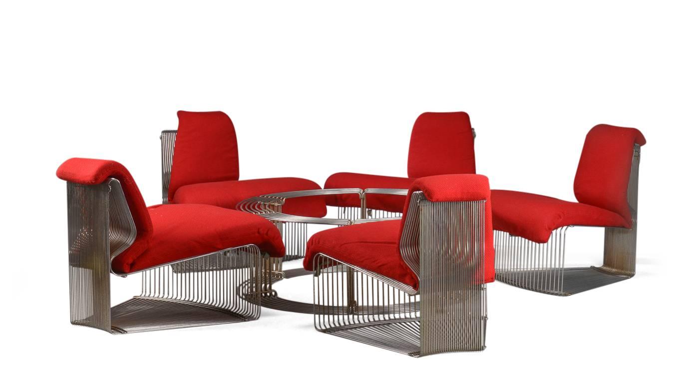 “Verner Panton” ‘Pantonova’ sofa and table set. Verner Panton Sofa ‘Pantonova’ composed of five sofa modules with chromed steel structure, red wool coating.
Produced by Fritz Hansen in 1971 (1970s)
Height without cushions 65 cm. 
Chromed metal table