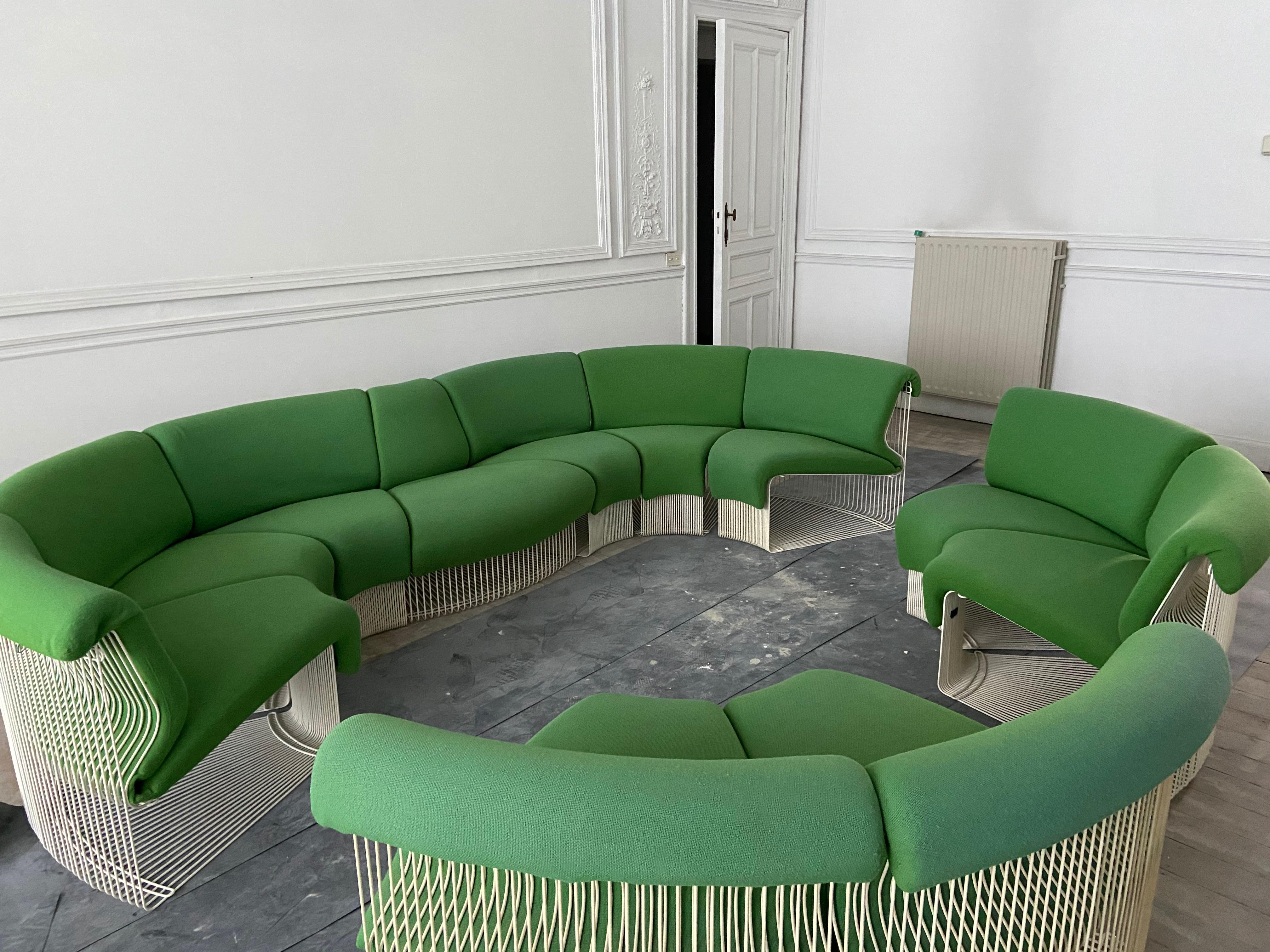 Beautiful and rare sofa designed by Verner Panton and produced in 1975 by Fritz Hansen. The set consists of ten concave modules and a convex module, the eleven modules are made of steel wire and a seat made of green wool sheets.

Magnifique et