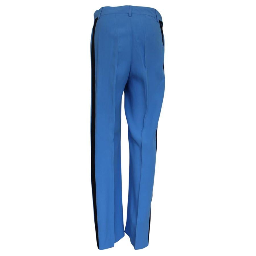 Acétate (75%) Rayon Couleur bleu clair Bande latérale Taille haute Longueur totale cm 105 (41.3 inches) Taille cm 35 (13.7 inches)
