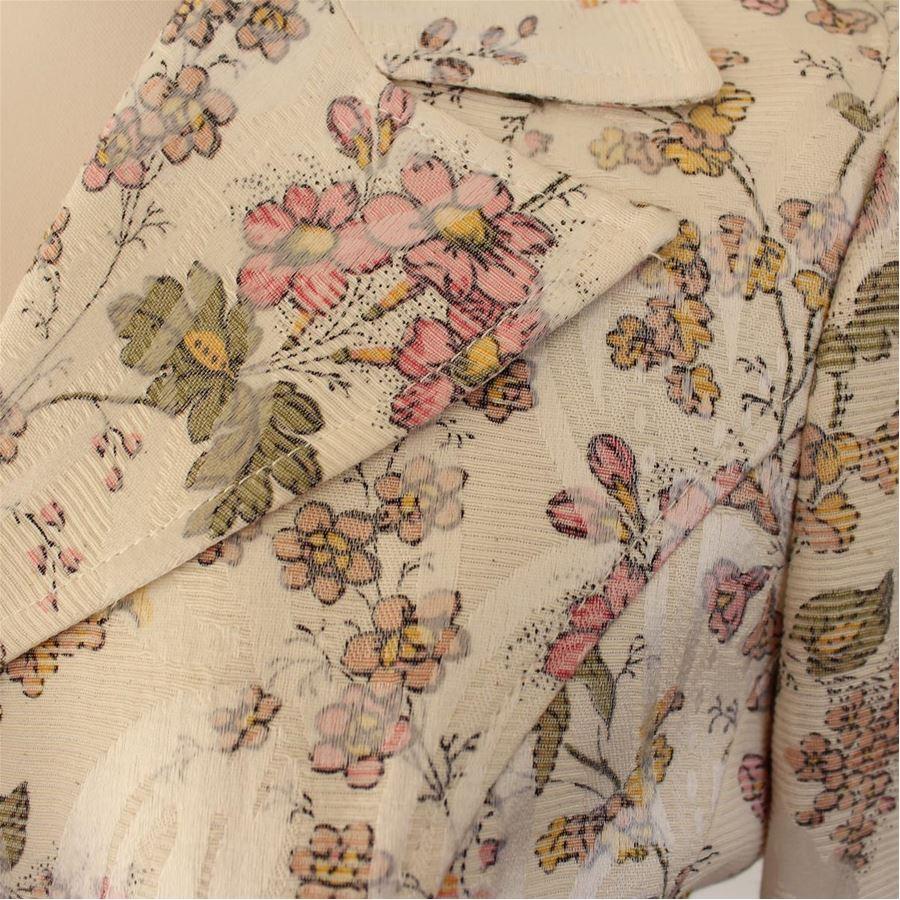 D&G Cotton (65%) Acetate Floreal print on beige base Jewel buttons Jacket: Total lenght (shoulder/hem) cm 55 (21.65 inches) Shoulders lenght cm 39 (15.35 inches) Pants: Total lenght cm 93 (36.61 inches) Waist cm 42 (16.53 inches)
