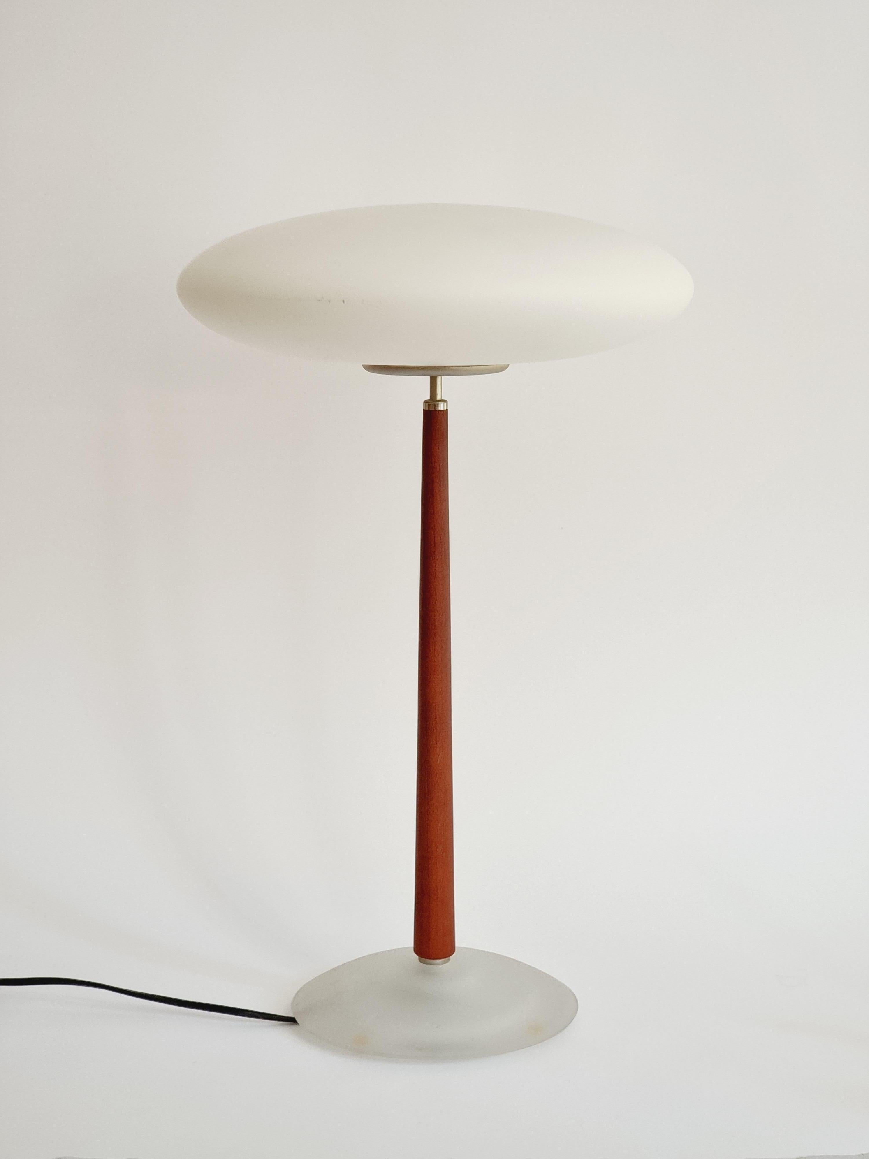Très belle lampe de table haute, modèle PAO 2, avec une base en verre satiné, un socle en bois laqué et un abat-jour en opaline blanc tendre. Conçu par Matteo Thun (Italie 1952) pour Arteluce, 1993. 

Avec des informations sur les marqueurs sous la