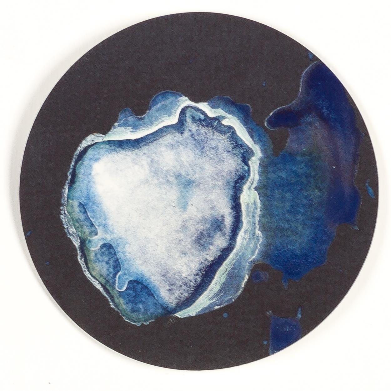 Medusas 11, 12 y 13, 2022 von Paola Davila 
Aus der Serie Mareas
Cyanotypie auf 300 g Baumwollpapier
Montiert in einer Petrischale aus hochfestem Borosilikatglas
Gesamtgröße: 36 cm Dm x 12 cm H x 2,4 cm tief.
Individuelle Bildgröße: 10,5 cm D. 
Jede