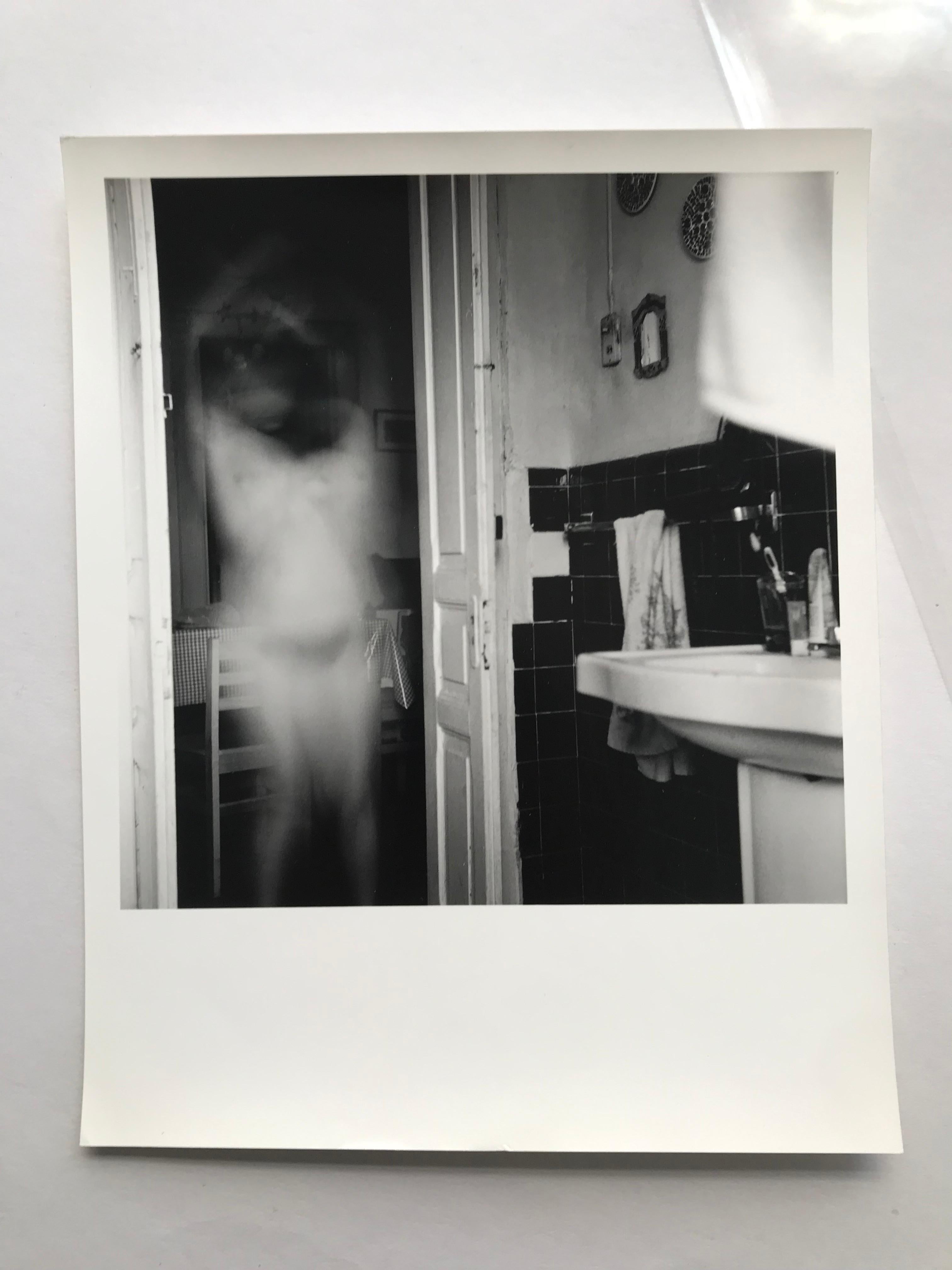 La Casa de Daniel, Selbstporträts von Künstlern. Schwarz-Weiß-Fotografie – Photograph von Paola Dávila 