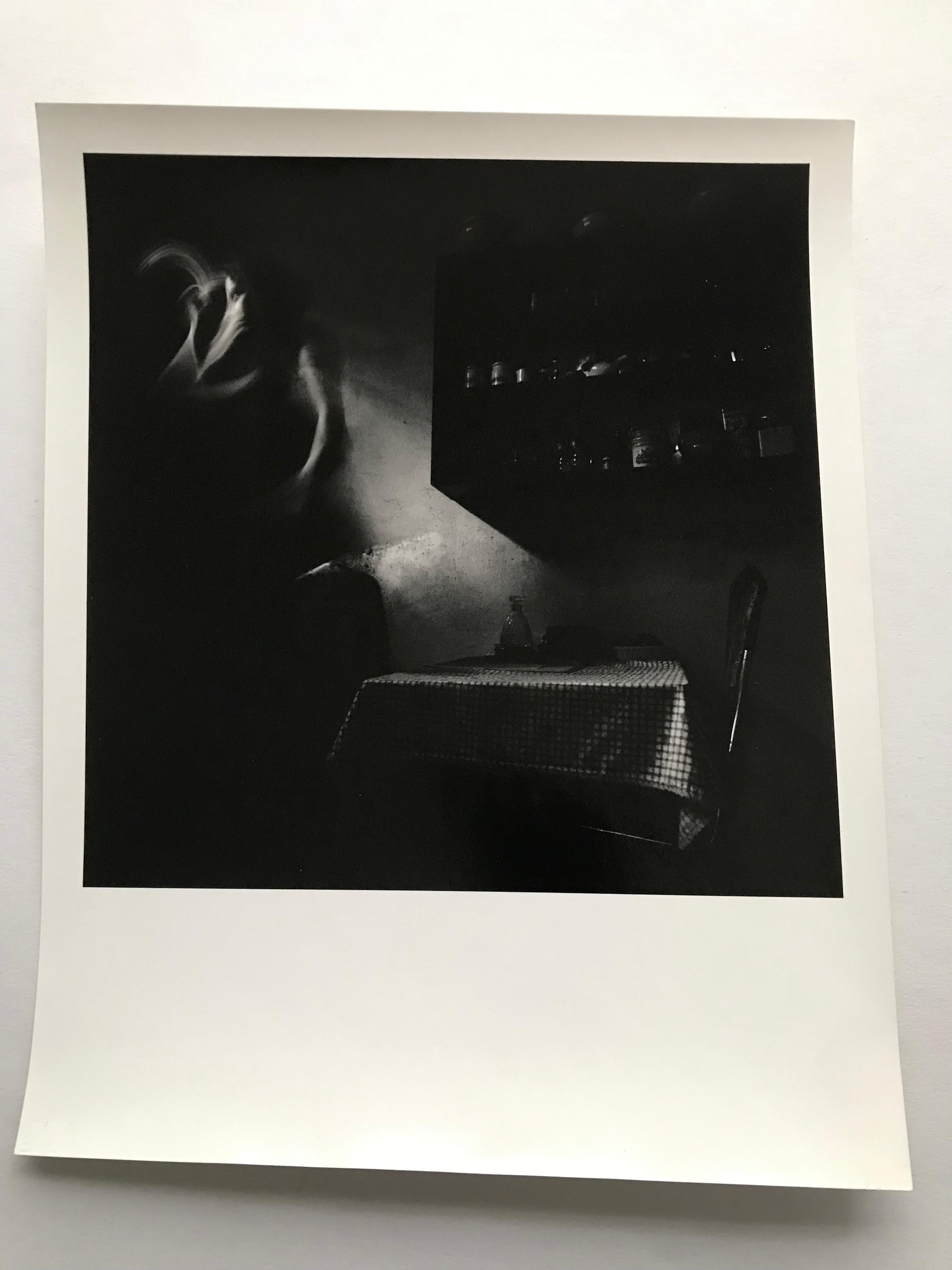 Oaxaca, Küche. Künstler-Selbstporträts. Schwarz-Weiß-Fotografie – Photograph von Paola Dávila 