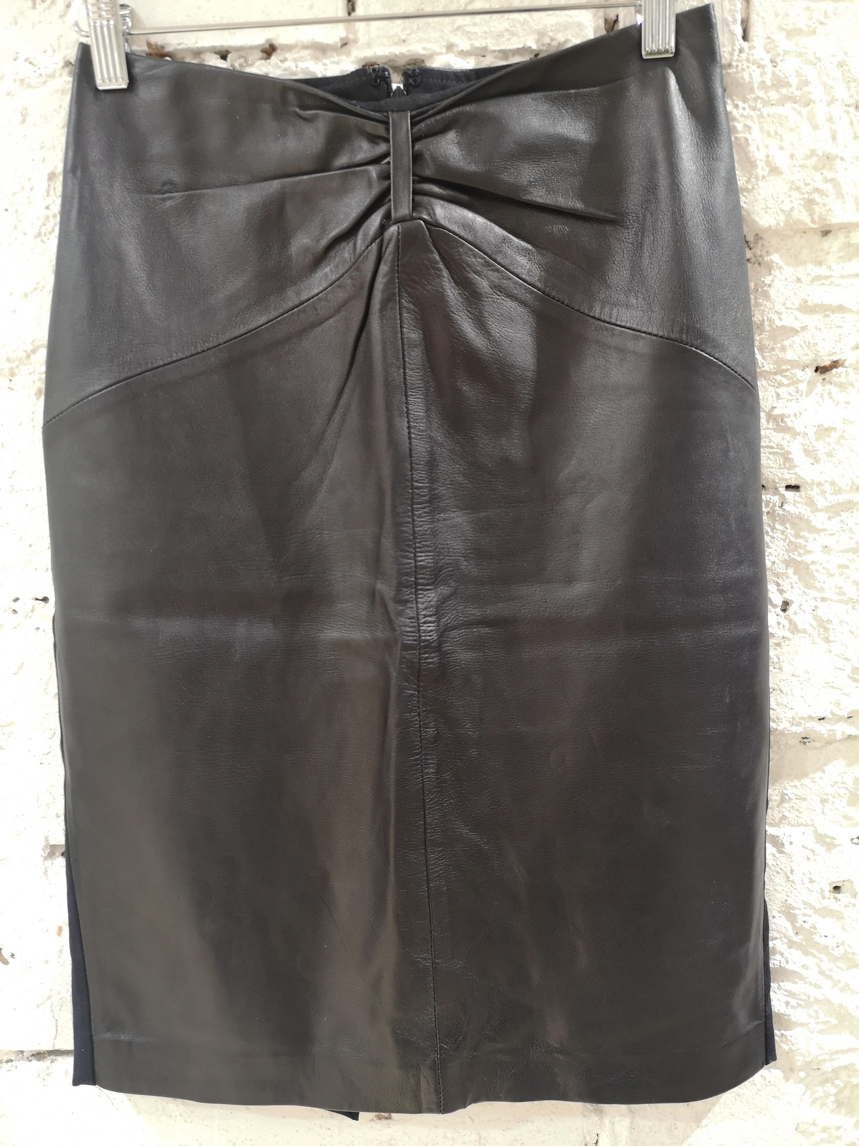 Paola Frani black leather skirt
totally made in italy in size S
total lenght 59 cm
waist 68 cm