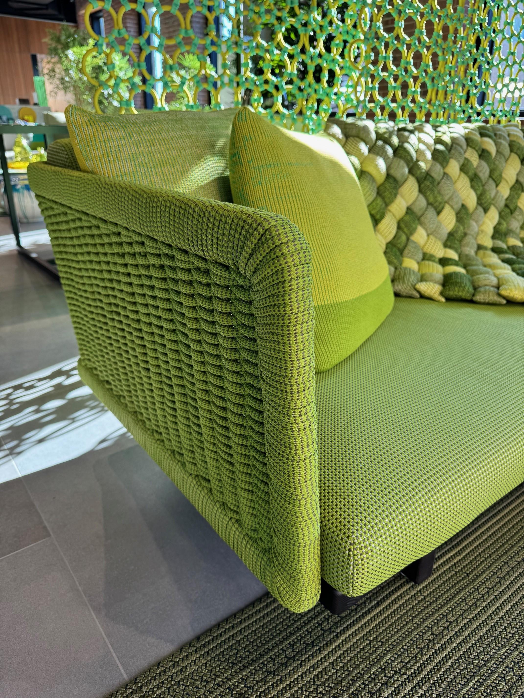 Paola Lenti Sofá de exterior Sabi de 3 plazas con cojines y cojín mullido

Estructura Cuerda Verde Corda: T2813
Estructura Base Madera: LE220 Sasssofrasso Wenge
Incluye cojín de asiento y 3 cojines de respaldo
Tela Brio Verde: BT281319
Sofá: 275 x