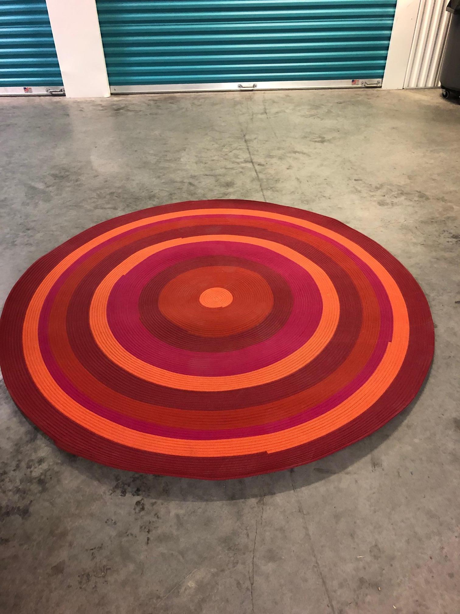 This rug for exterior and interior environments is created by winding up a round cord made of 100% Polyolefin. This rug measures 79