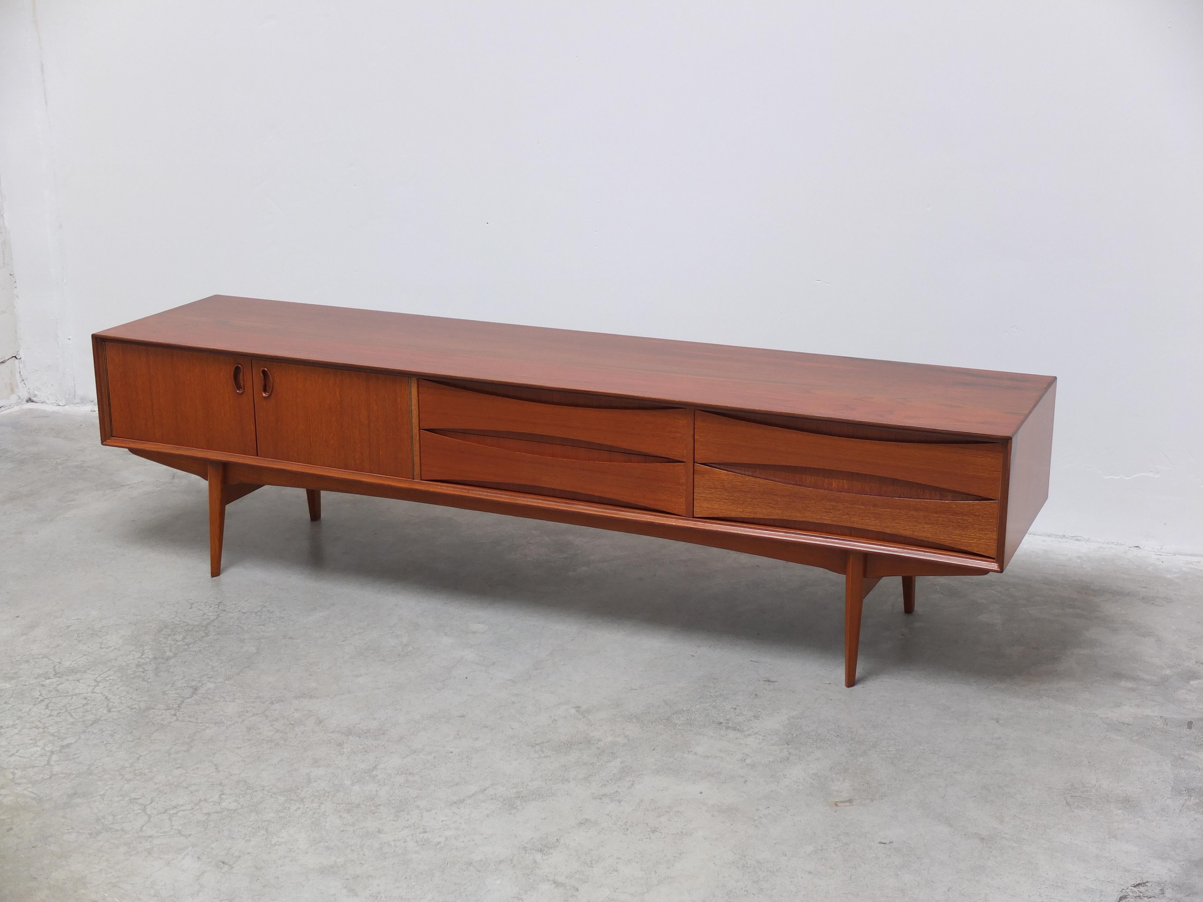 'Paola' Lowboard in Teak by Oswald Vermaercke for V-Form, 1959 In Good Condition For Sale In Antwerpen, VAN