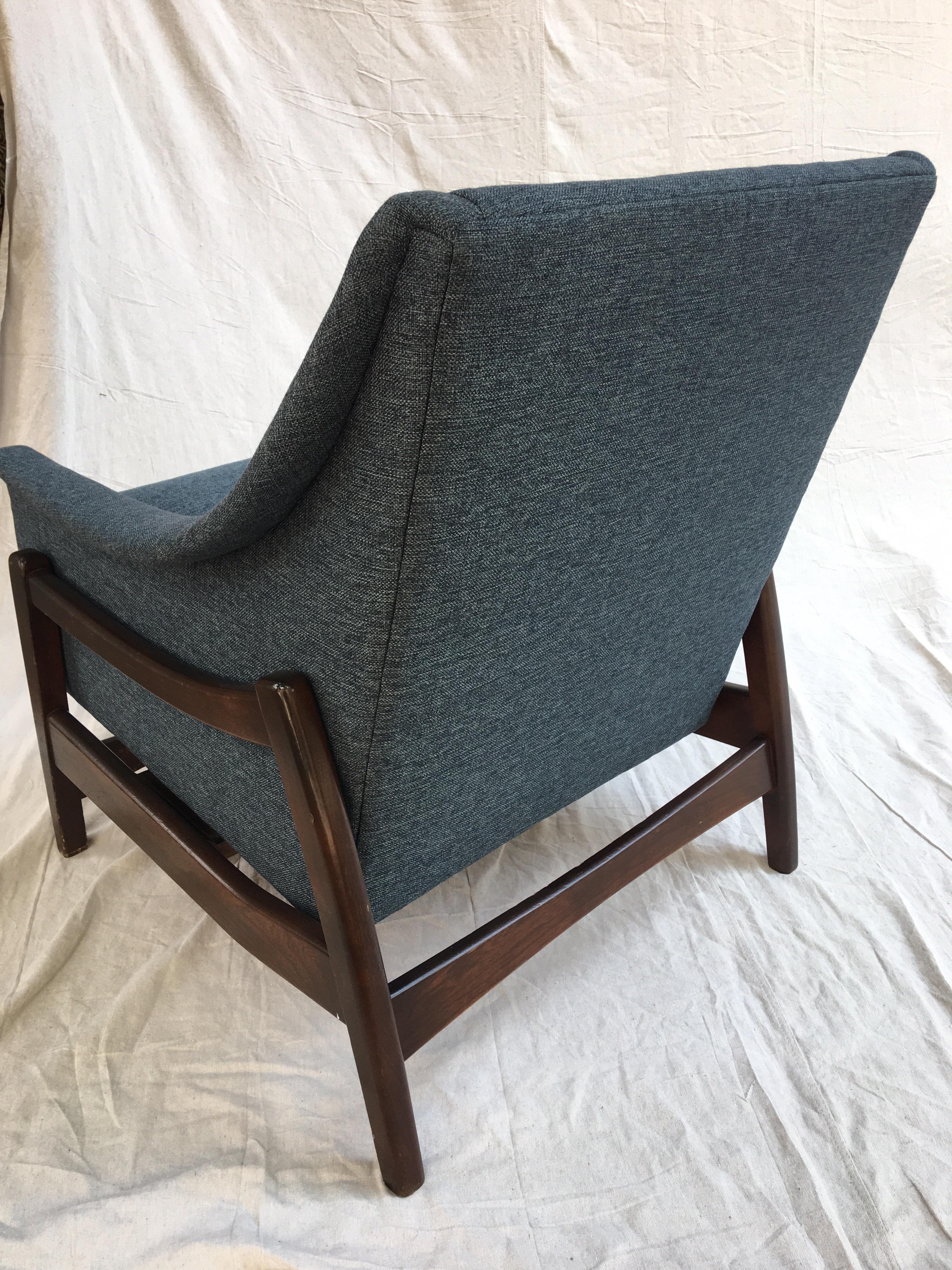 Paoli Upholstered Rocking Lounge Chair In Good Condition In Philadelphia, PA