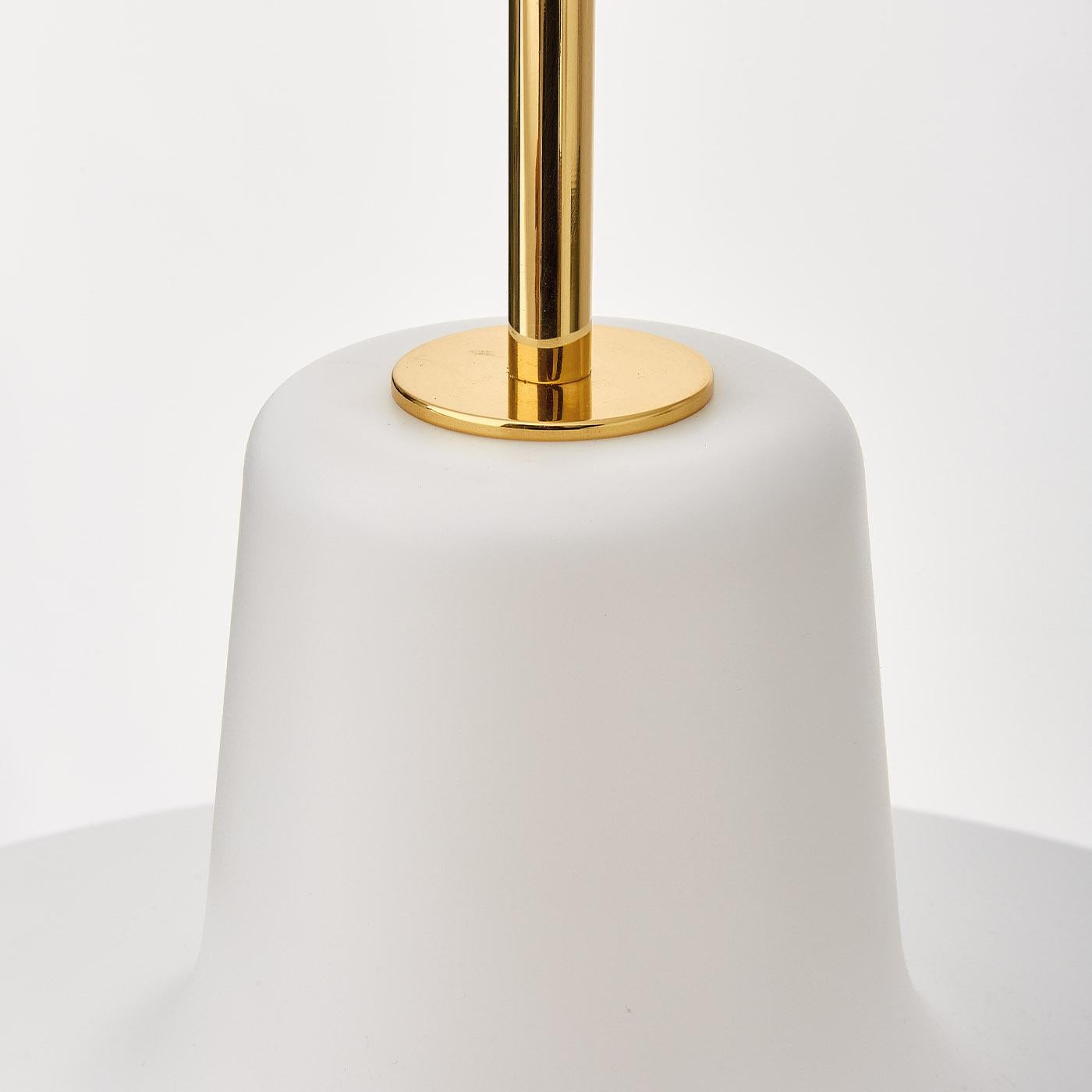 Un design iconique créé en 1958 par Ignazio Gardella pour les librairies Edizioni Paoline, cette lampe suspendue présente une forme légère et simple, réalisée en polycarbonate laqué blanc satiné et des détails en laiton poli.