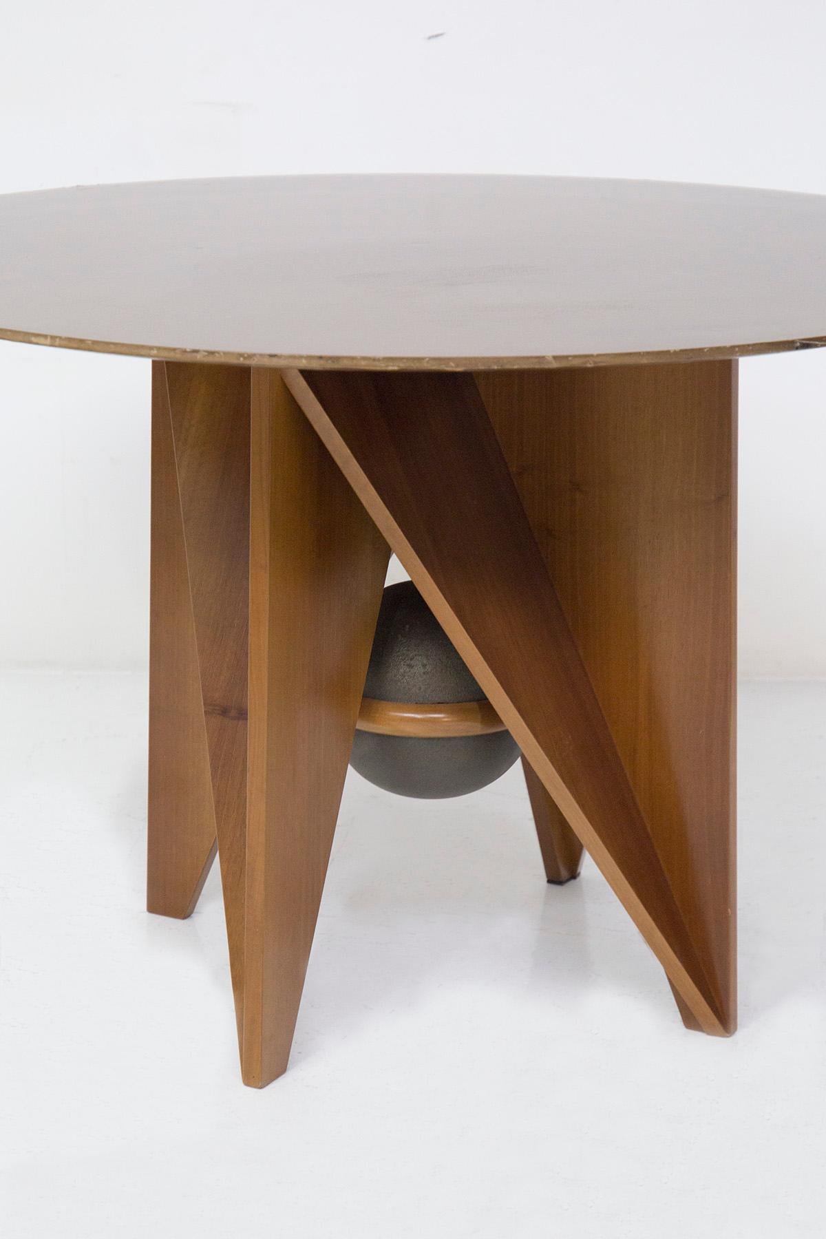 Magnifique table prototype conçue par Paolo et Adriano Suman pour le fabricant italien Giorgetti dans les années 1980.
La table est entièrement en bois et présente des formes très géométriques et distinctives. Il y a 4 pieds porteurs et ils ont de